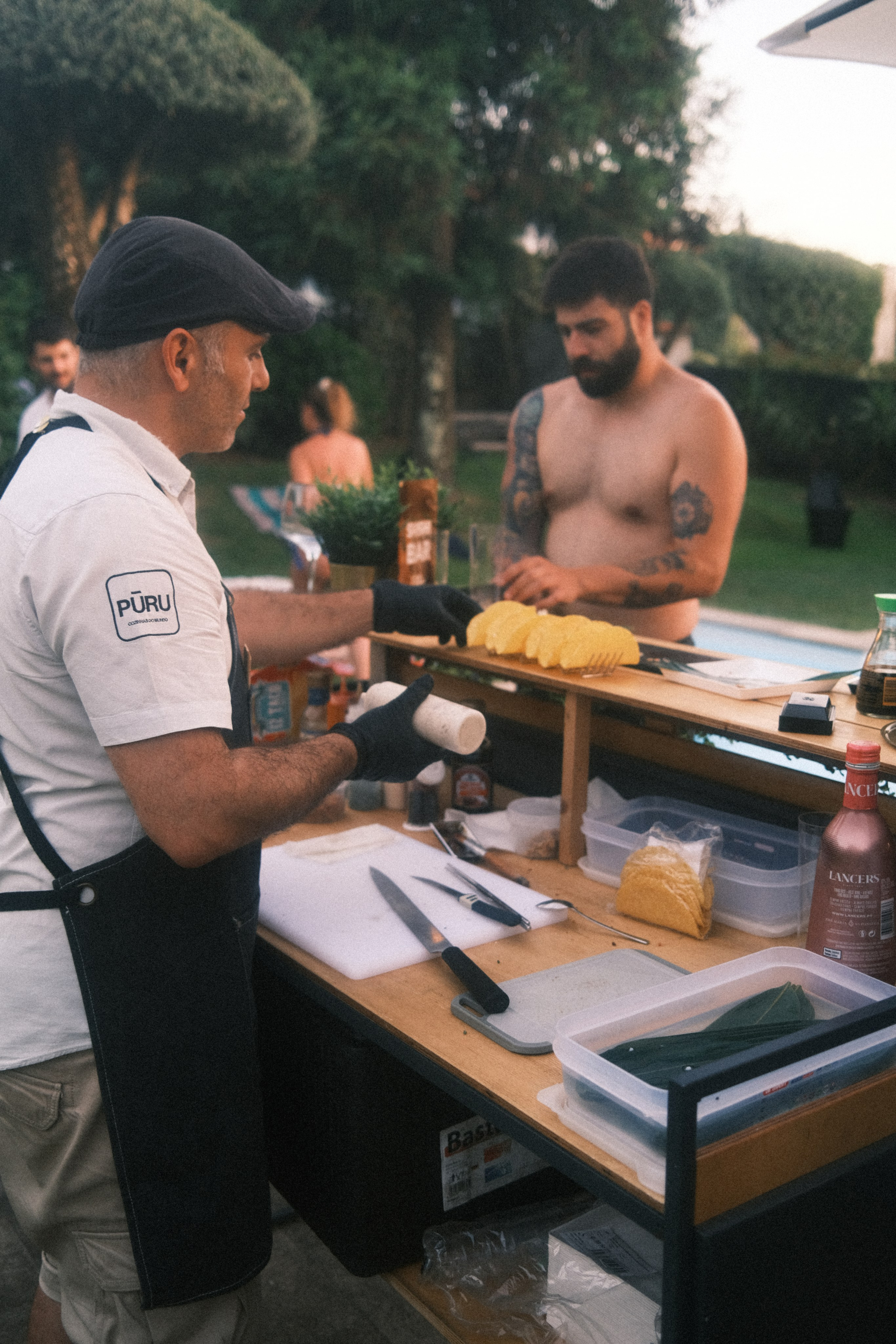 Fotografia lifestyle de eventos com o bartender em interação com um convidado no balcão de atendimento, produzida pela Khave Media