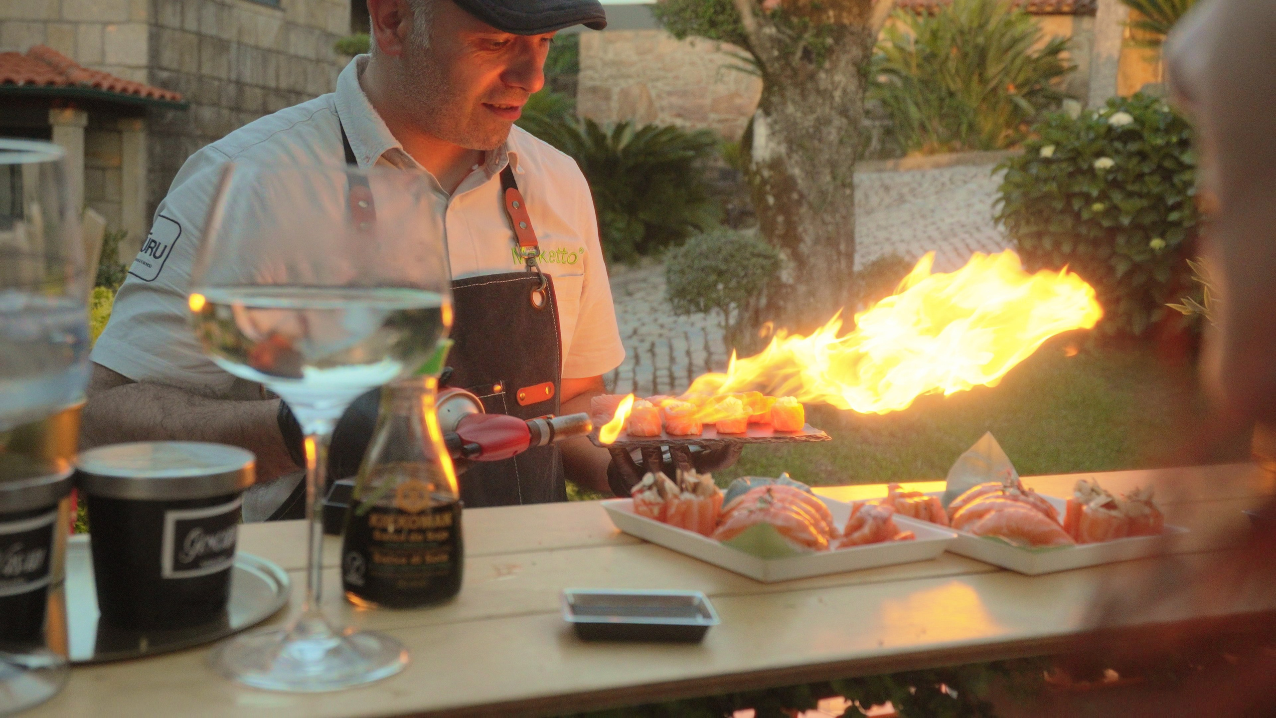 Fotografia de eventos e gastronomia com bartender a fazer um espetáculo com chamas na preparação de cocktails, produzida pela Khave Media
