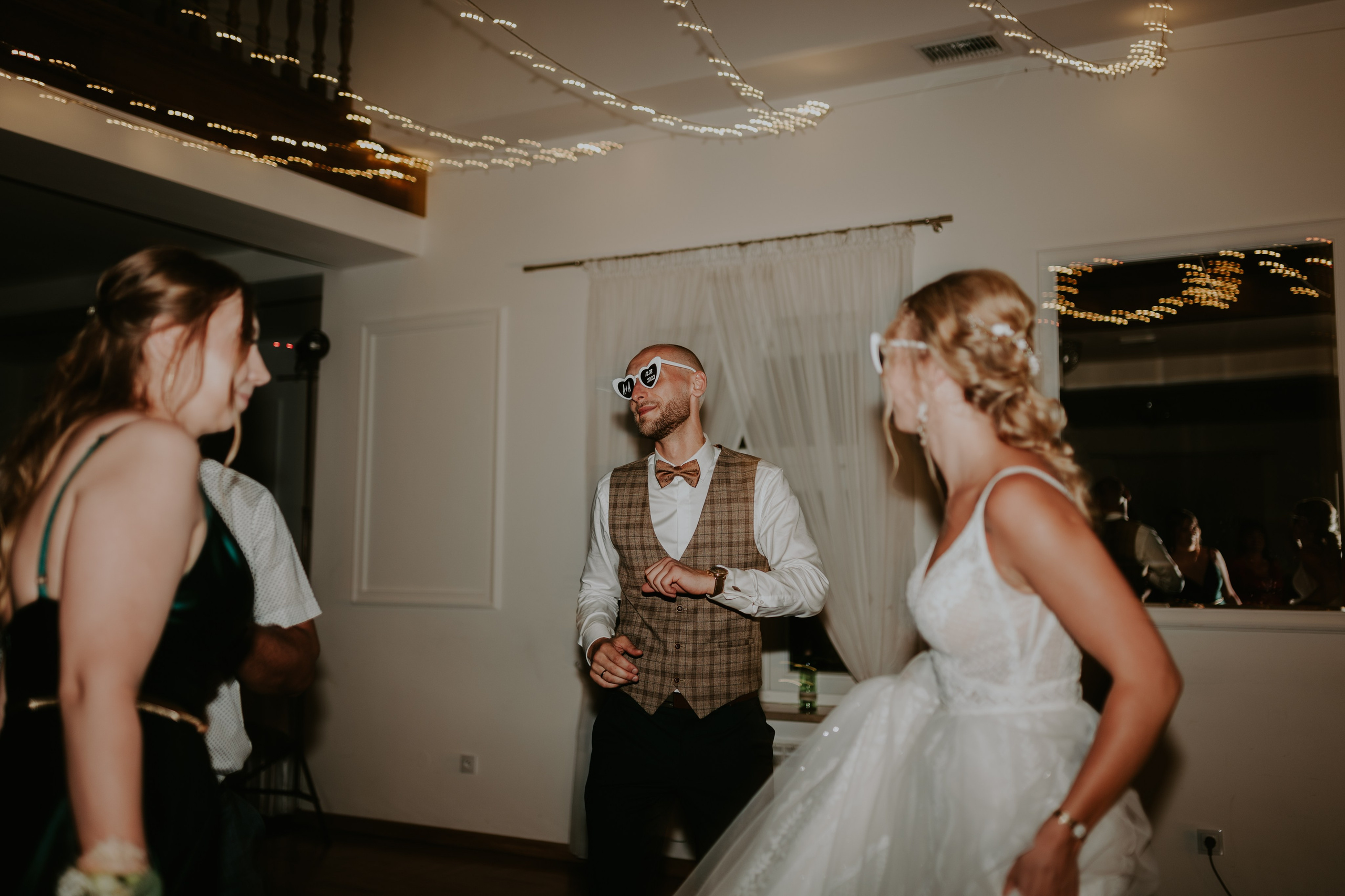 Dwór Wierzbno: plenerowy ślub pod wierzbą. Karkowskafoto - fotografia miłości