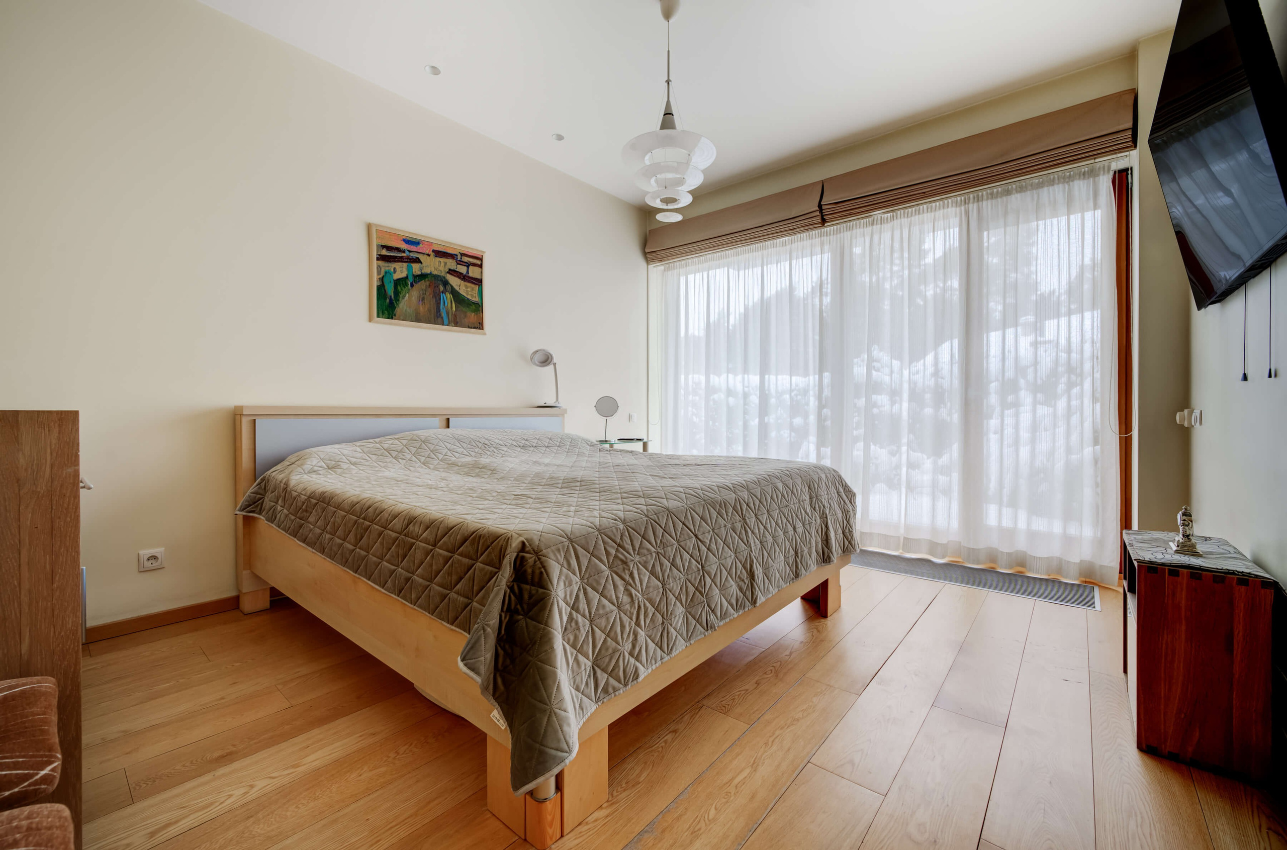 Antrasis miegamasis 4 kambarių prabangiame bute Vilniuje: jauki erdvė su vaizdu į gamtą