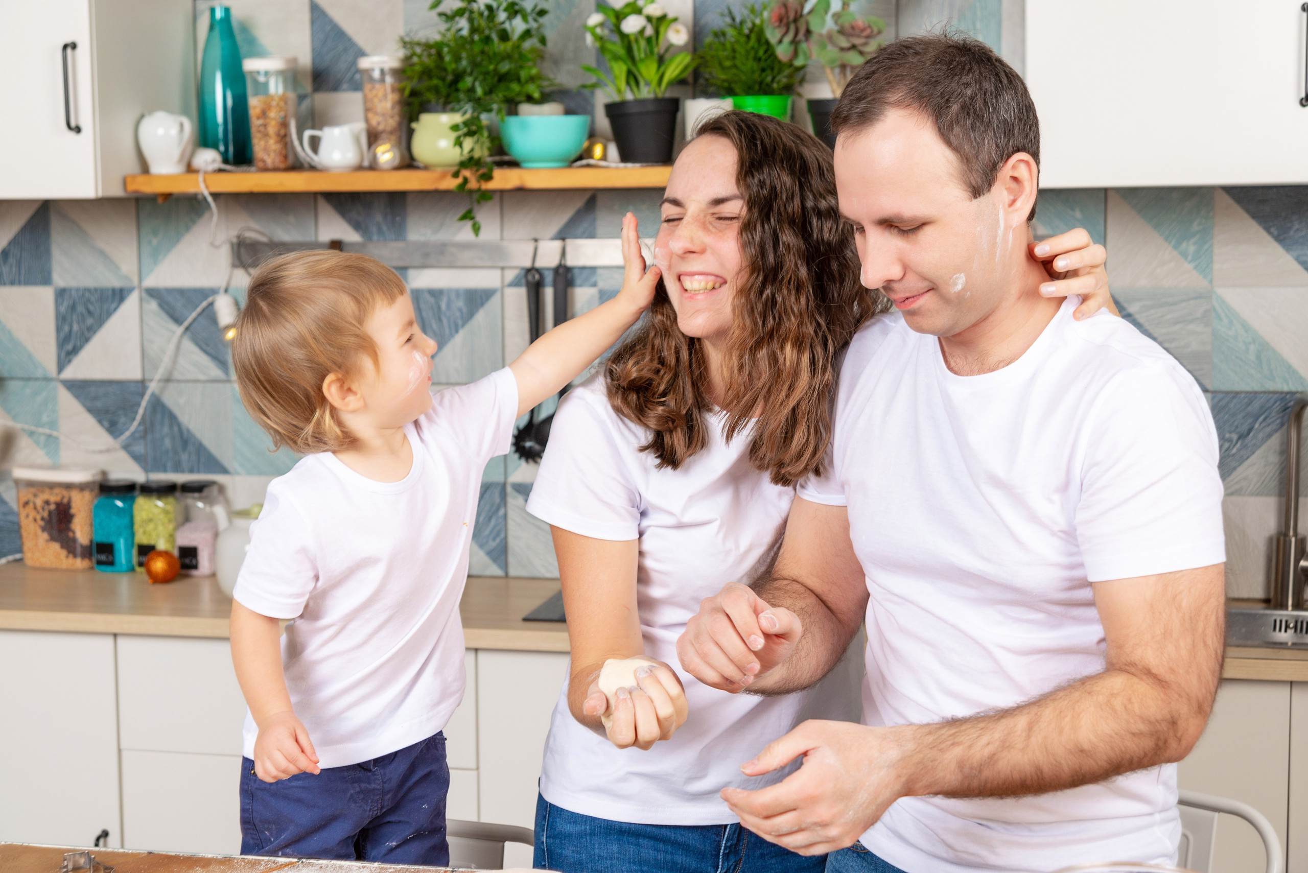 Семейная фотосессия в студии с кухонной зоной. FOTÓGRAFO MÉXICO QUINTANA ROO