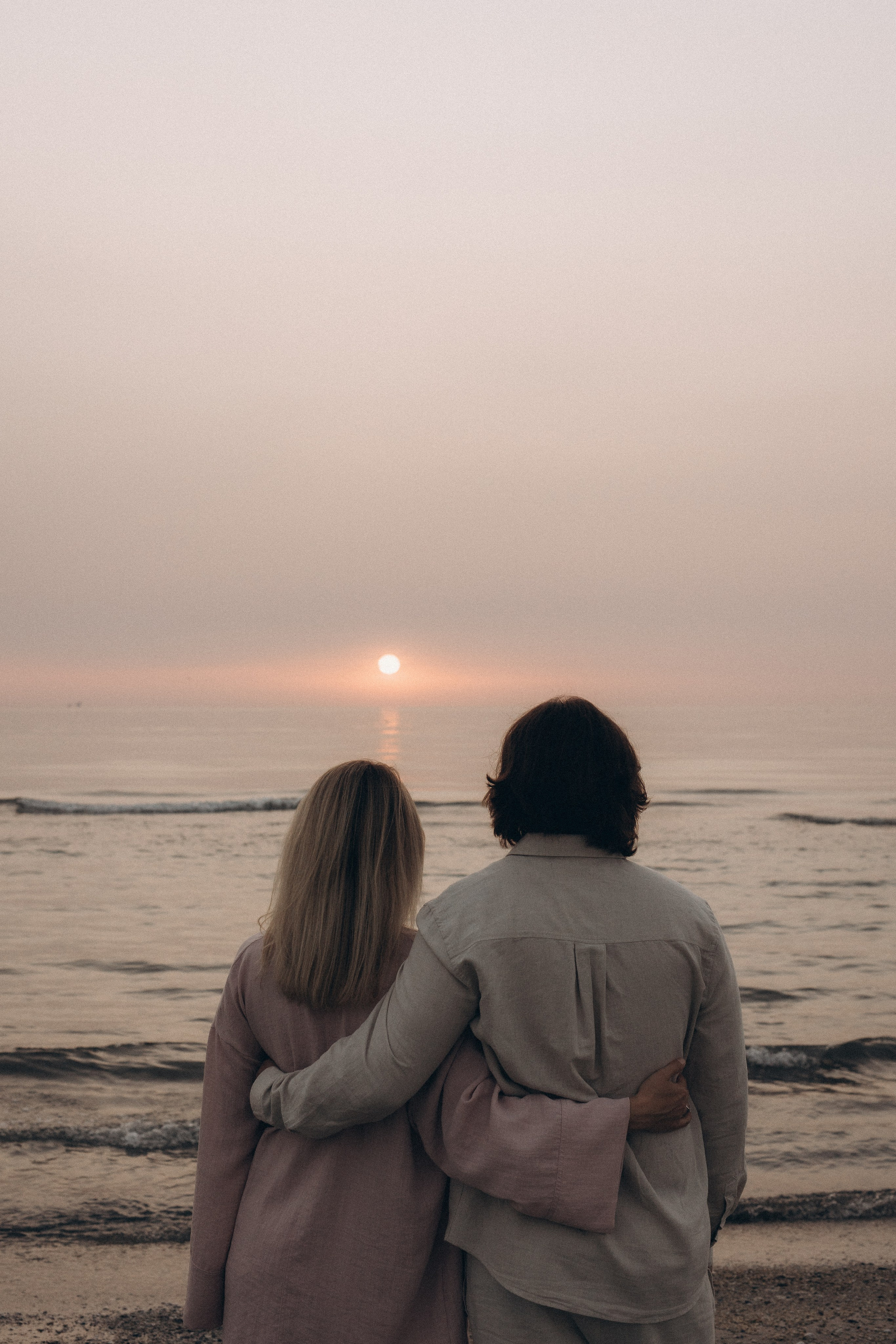 Coppia in attesa al tramonto sul mare a Rimini — servizio fotografico gravidanza