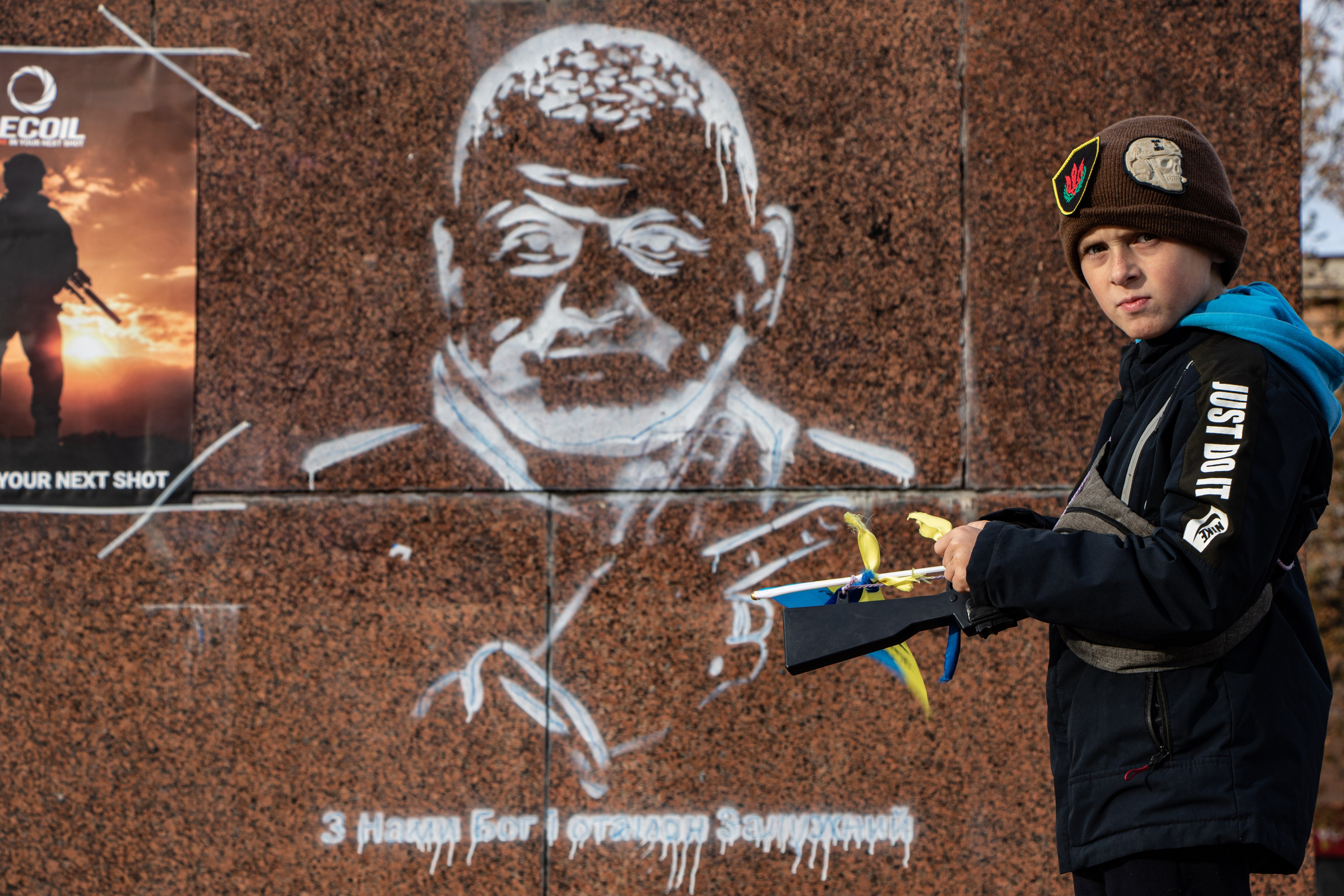 Un jeune sur la place principale de Kherson après la libération de la ville.