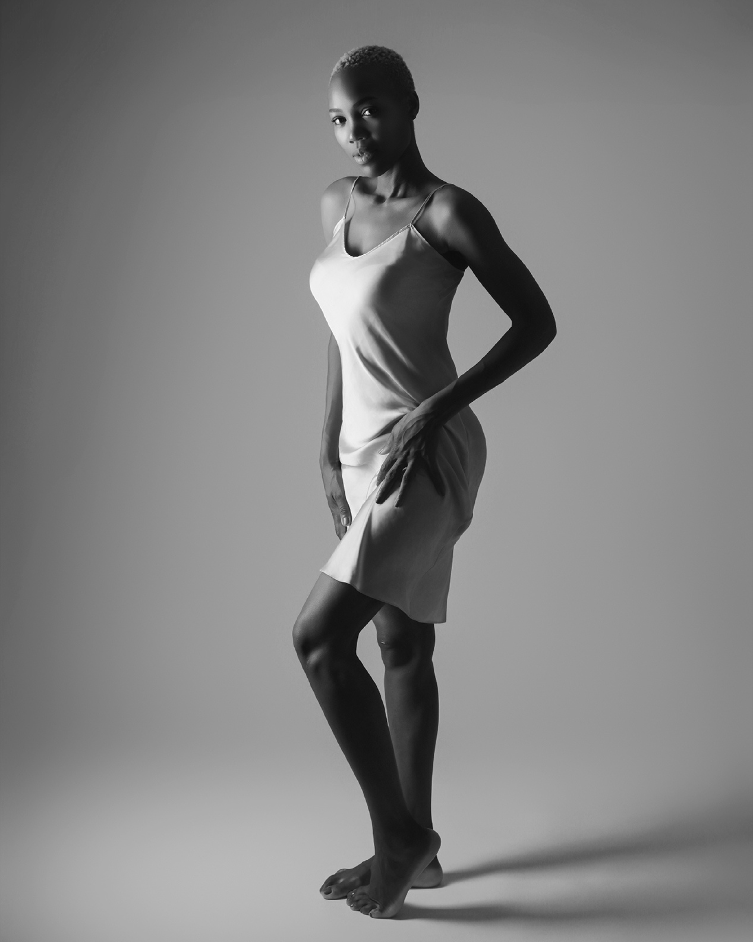 Elegantes Frauenportrait mit Vintage-Anmutung – stilvolle Fotografie inspiriert von zeitloser Schönheit und künstlerischer Ästhetik.