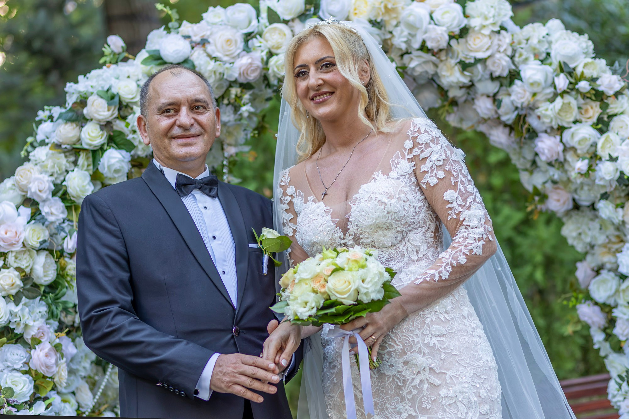 Fotografie dinamică, Mireasa cu buchetul de flori și mirele la arcada de flori, in gradină la Baroque Events