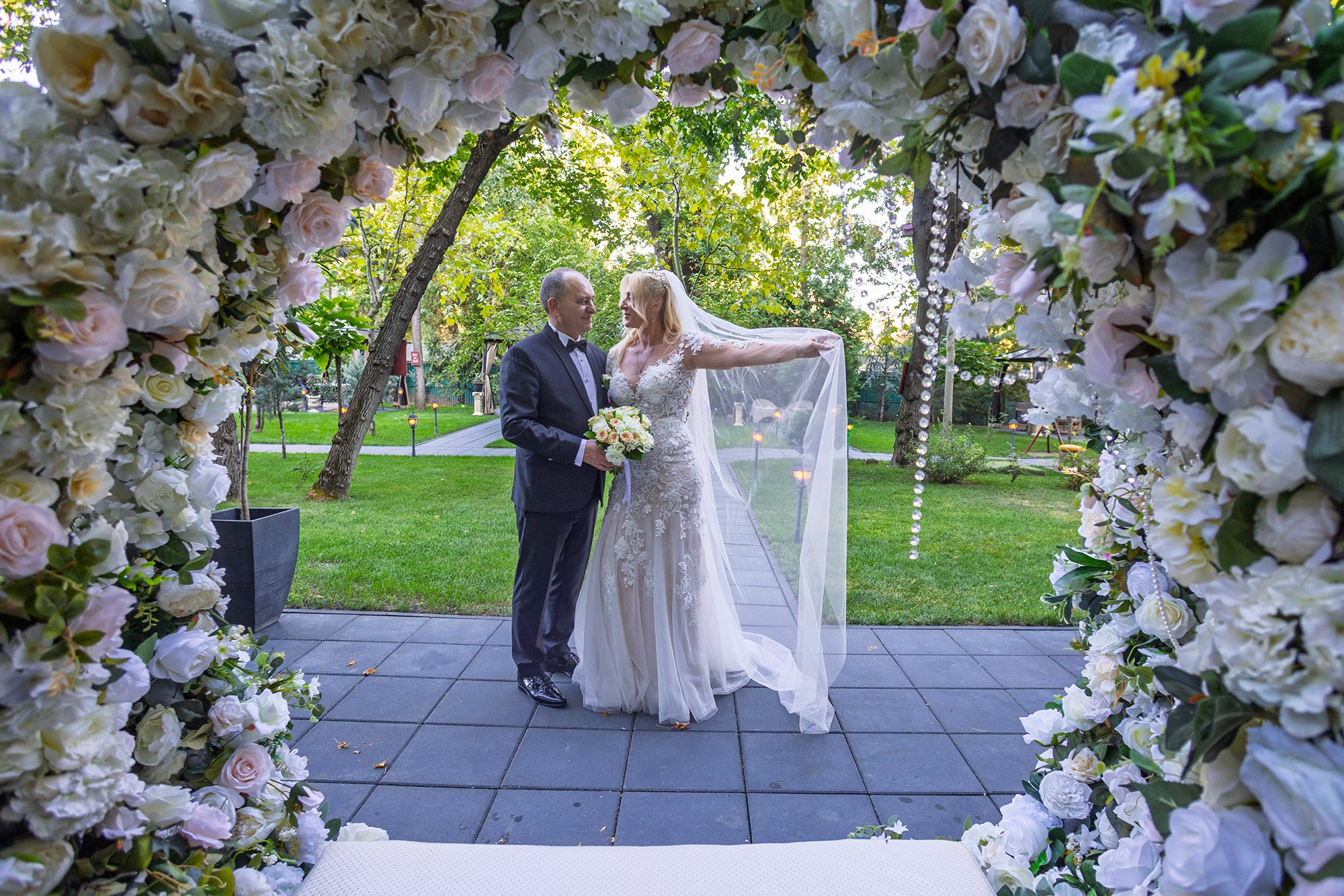 Marius și Daniela sub arcada de flori în grădina Baroque Events & Garden
