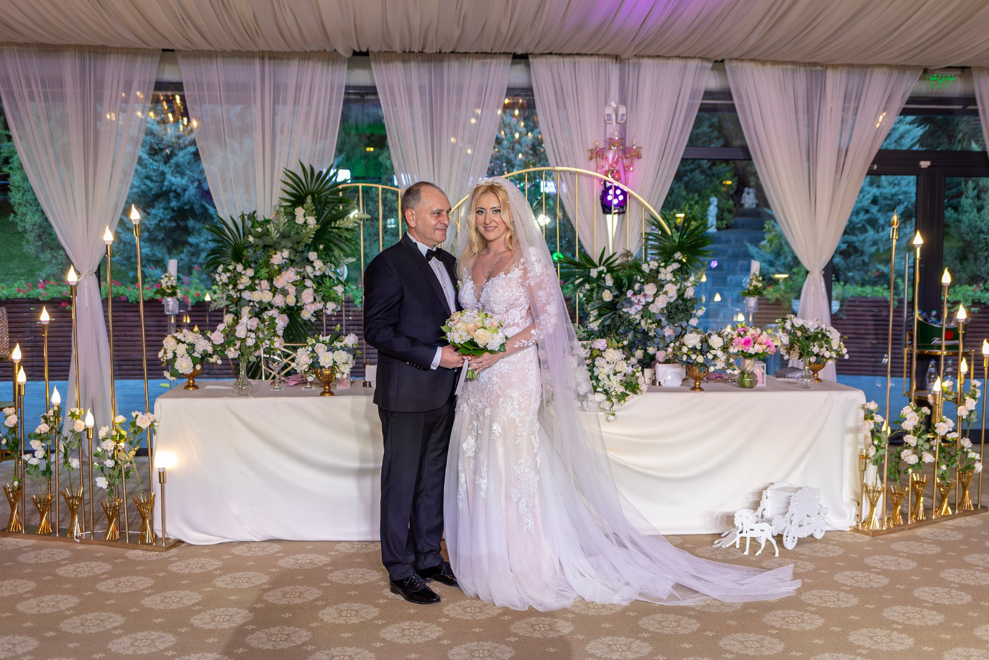 Miri în sala decorată de la Baroque Events & Garden, lumanari si decor din aranjamente florale, în fața prezidiului
