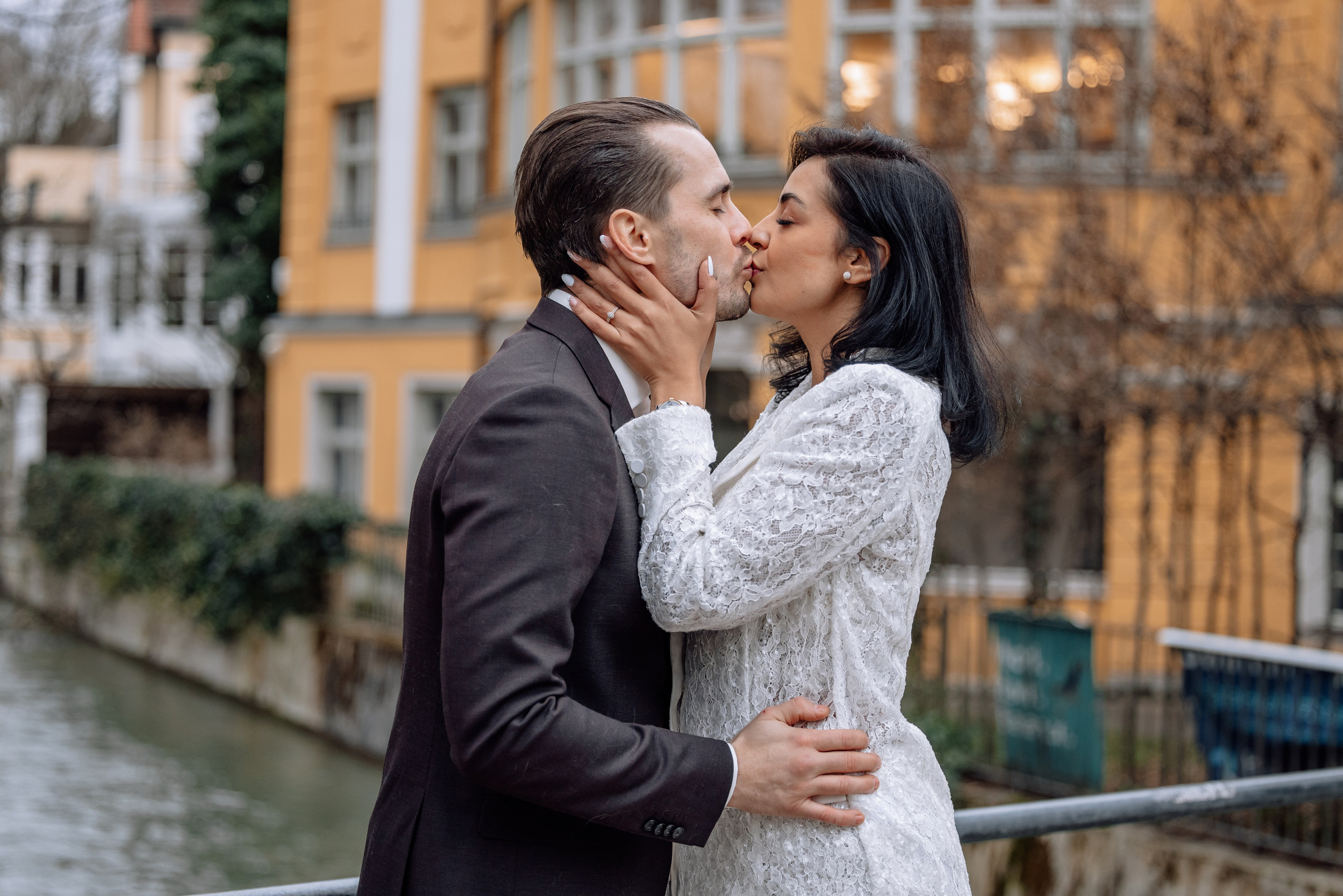 Braut und Bräutigam küssen sich vor Standesamt Schwabing – romantischer Moment