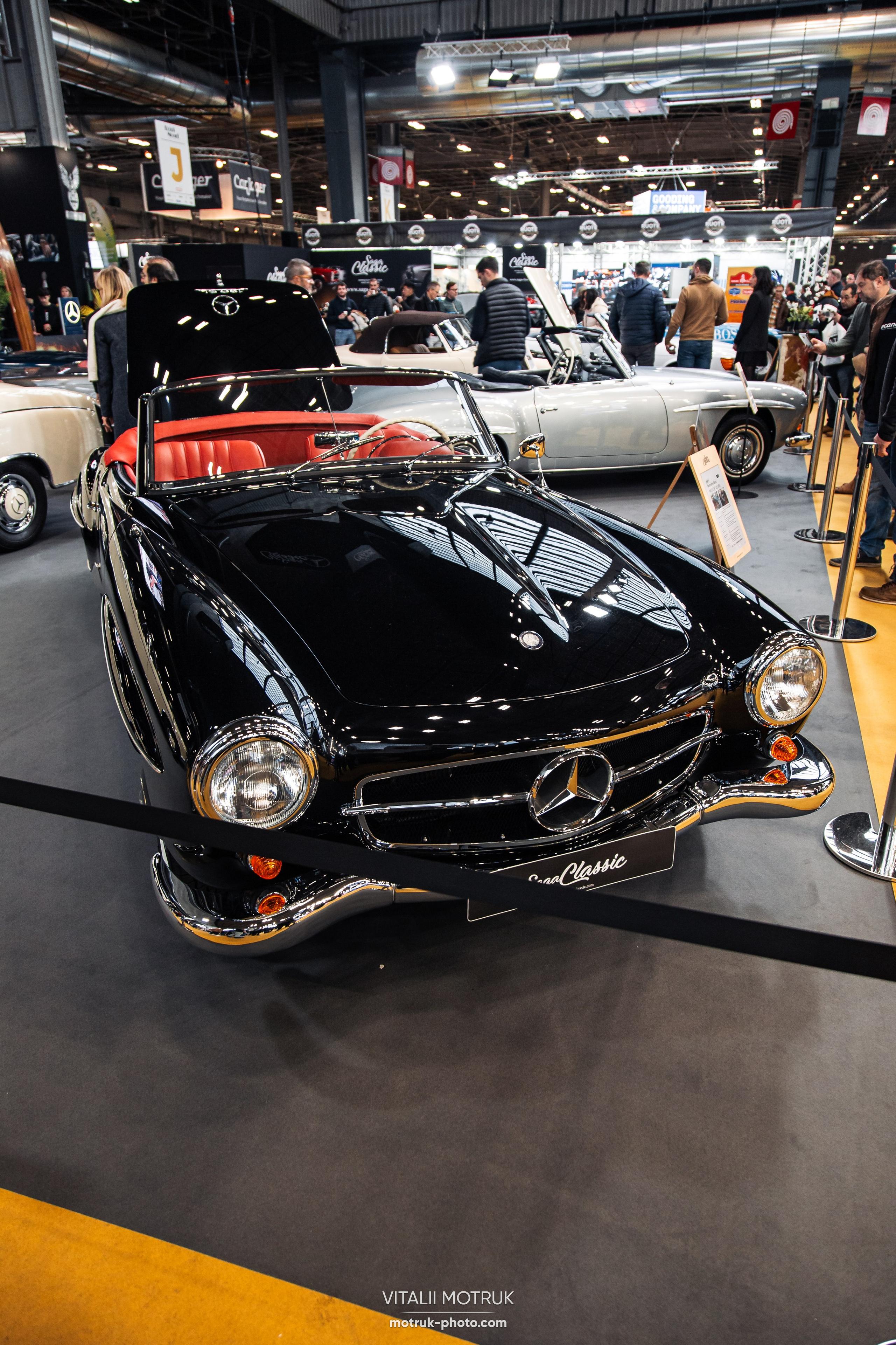 Retromobile 2023. Photographe de voitures à Paris — Vitalii Motruk