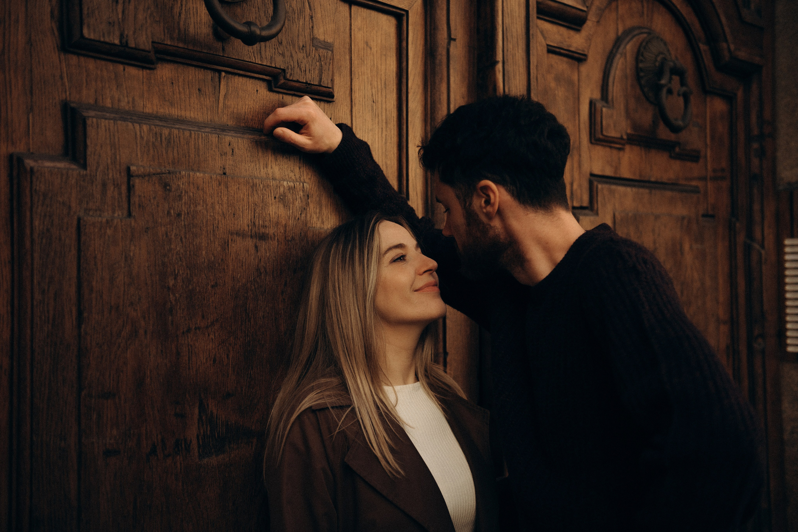 Cinematic Couple Portrait — Intimate and Playful Connection. A cinematic and intimate couple portrait filled with tension and warmth. The way they look at each other tells a story of connection, playfulness, and love. Perfect inspiration for lifestyle and cinematic couple photography.Honeymoon in Milan. Private photoshooting. Hugs and caresses. Photographer for couples in Milan. cinematic couple portrait, intimate couple photography, emotional connection, love story photo, warm tones photography, romantic couple pose, lifestyle love story, authentic emotions, cinematic light, storytelling photography