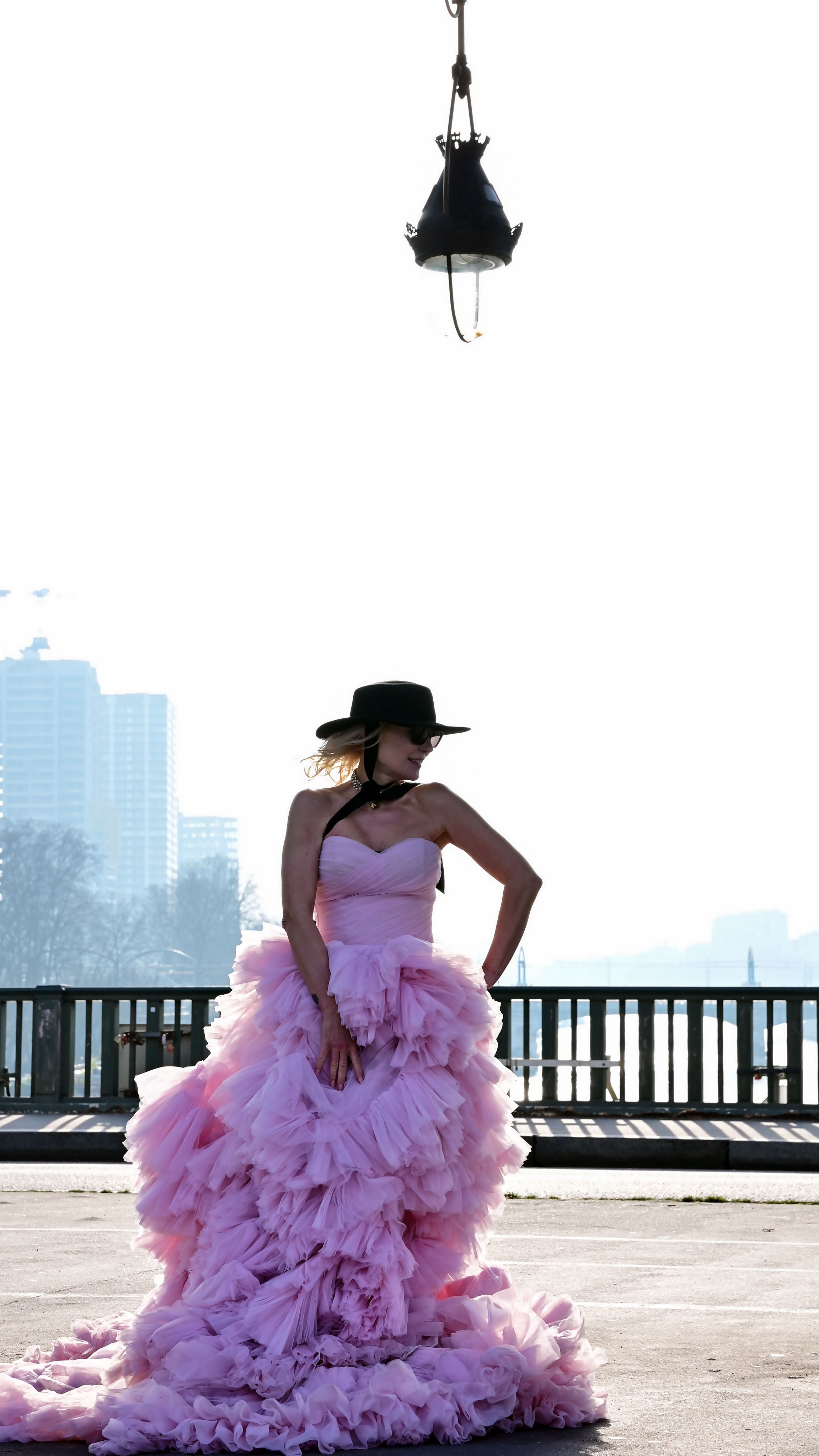 Street photoshoot in Paris. Alina Tagzieva- a photograper in Paris