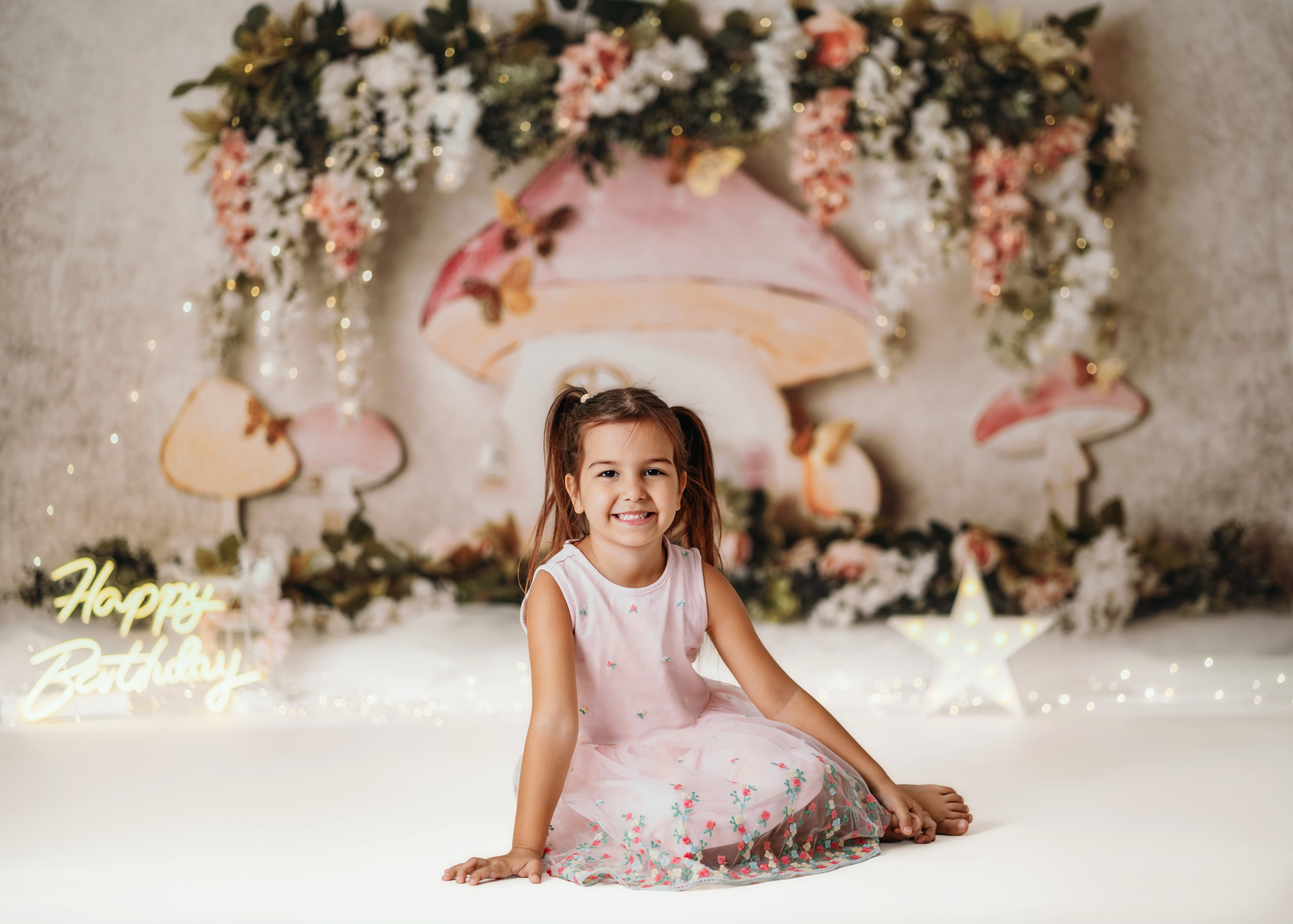 Cake smash devojčica u roze scenografiji sa bajkovitim detaljima – Beograd