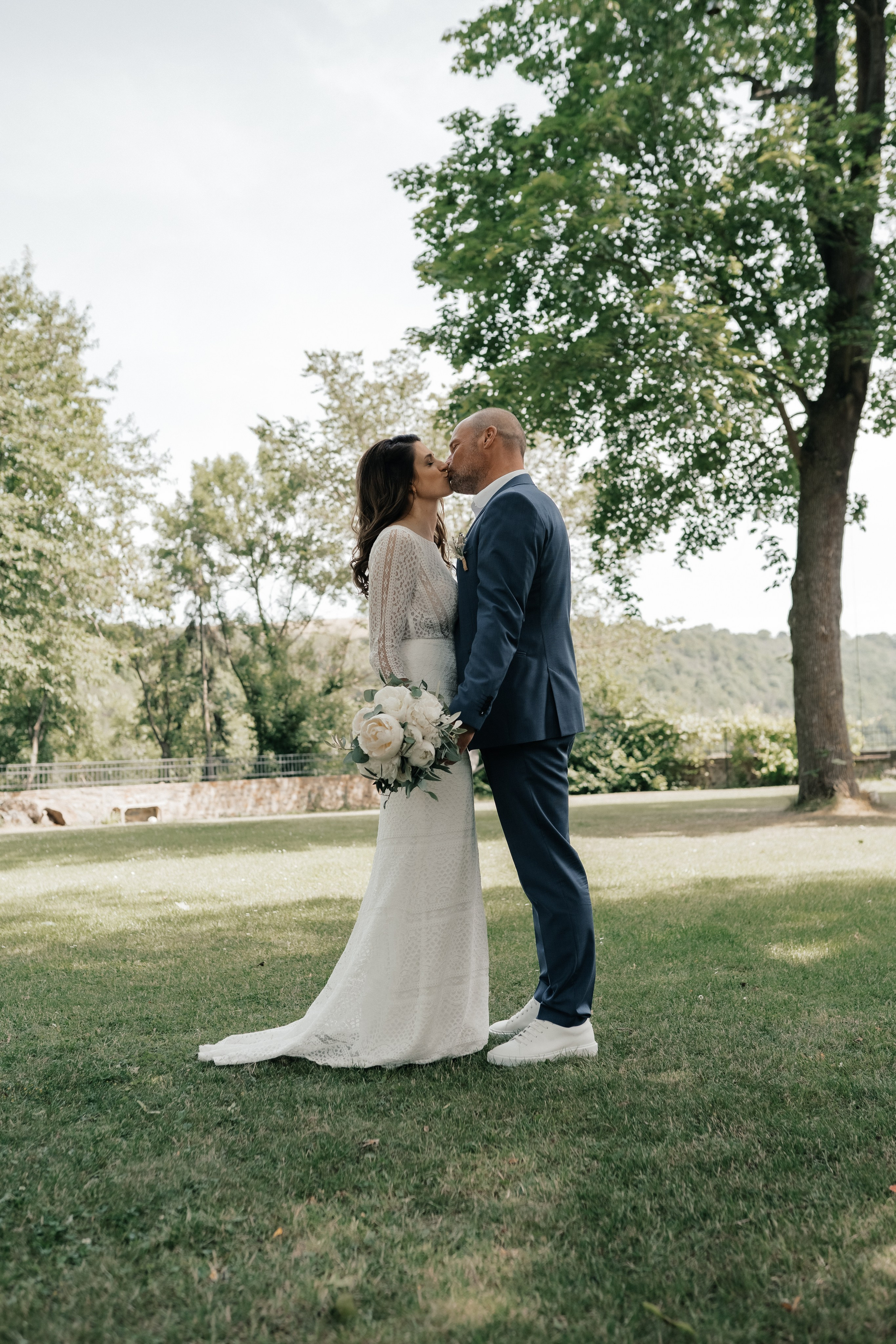 Hochzeitspaar vor einer malerischen Landschaft