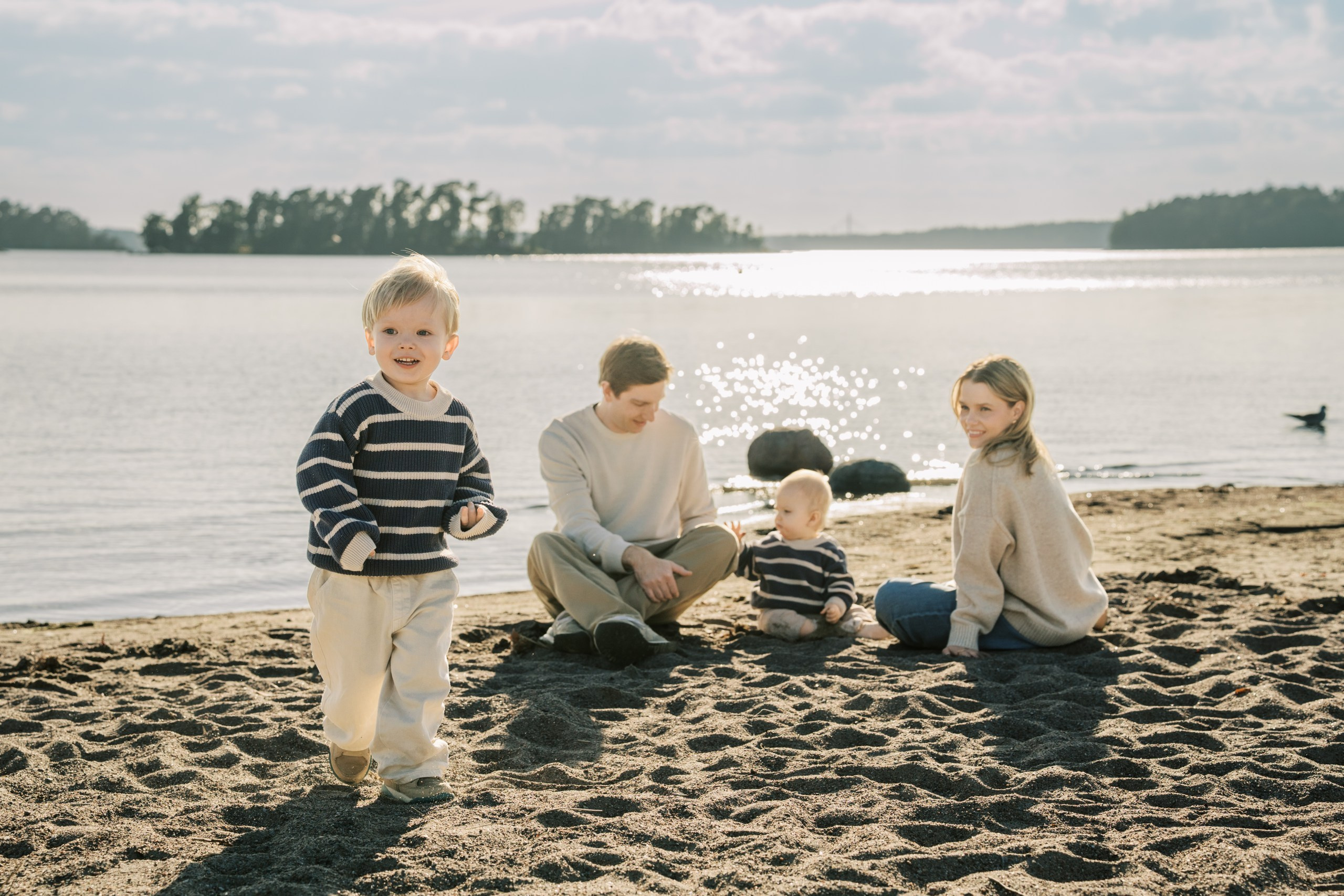 Perhekuvaus meren rannalla, Helsingissä. StudioHappyMoment | Hääkuvaaja Helsinki, tunteikas ja dokumentaarinen kuvaus