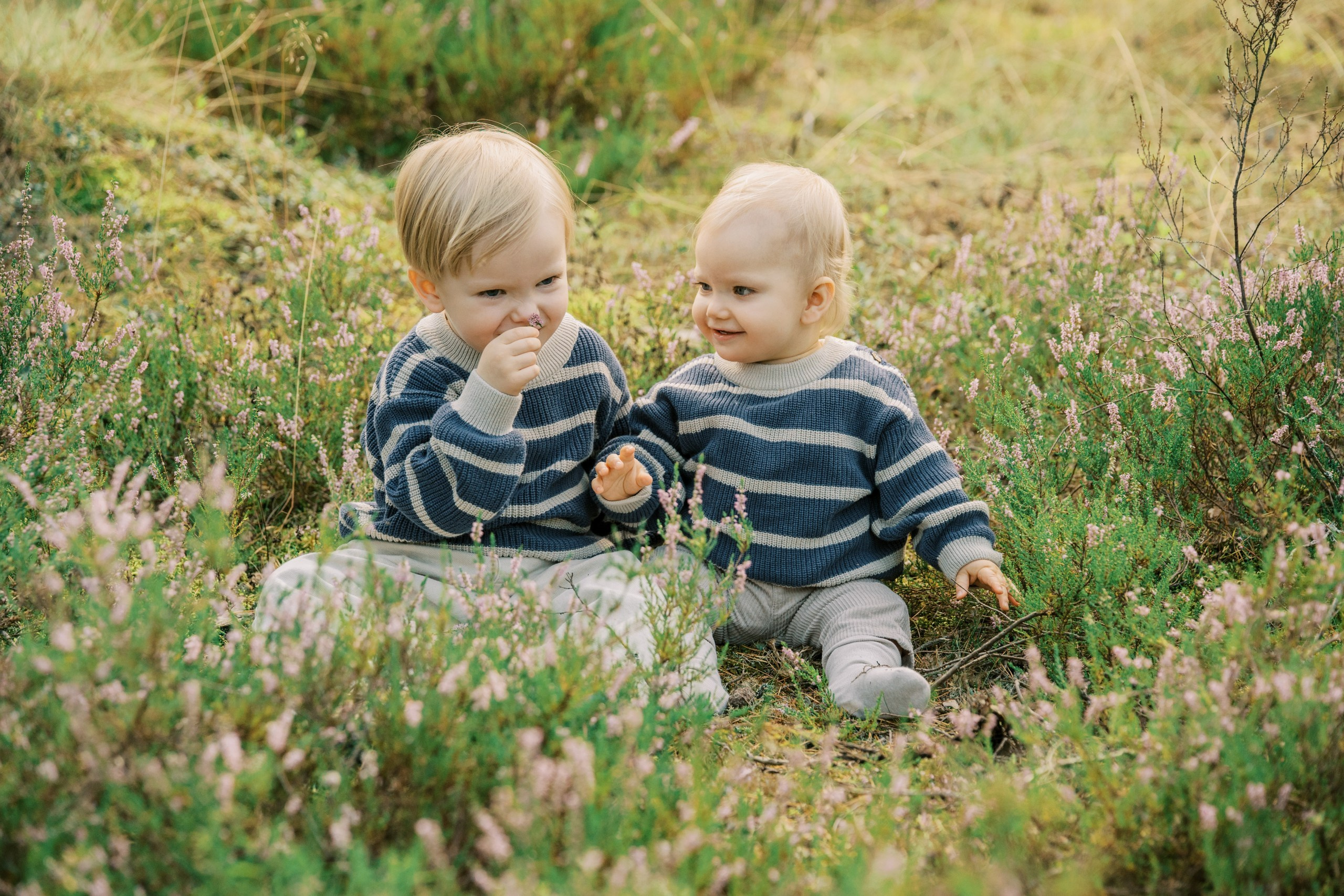 Perhekuvaus meren rannalla, Helsingissä. StudioHappyMoment | Hääkuvaaja Helsinki, tunteikas ja dokumentaarinen kuvaus
