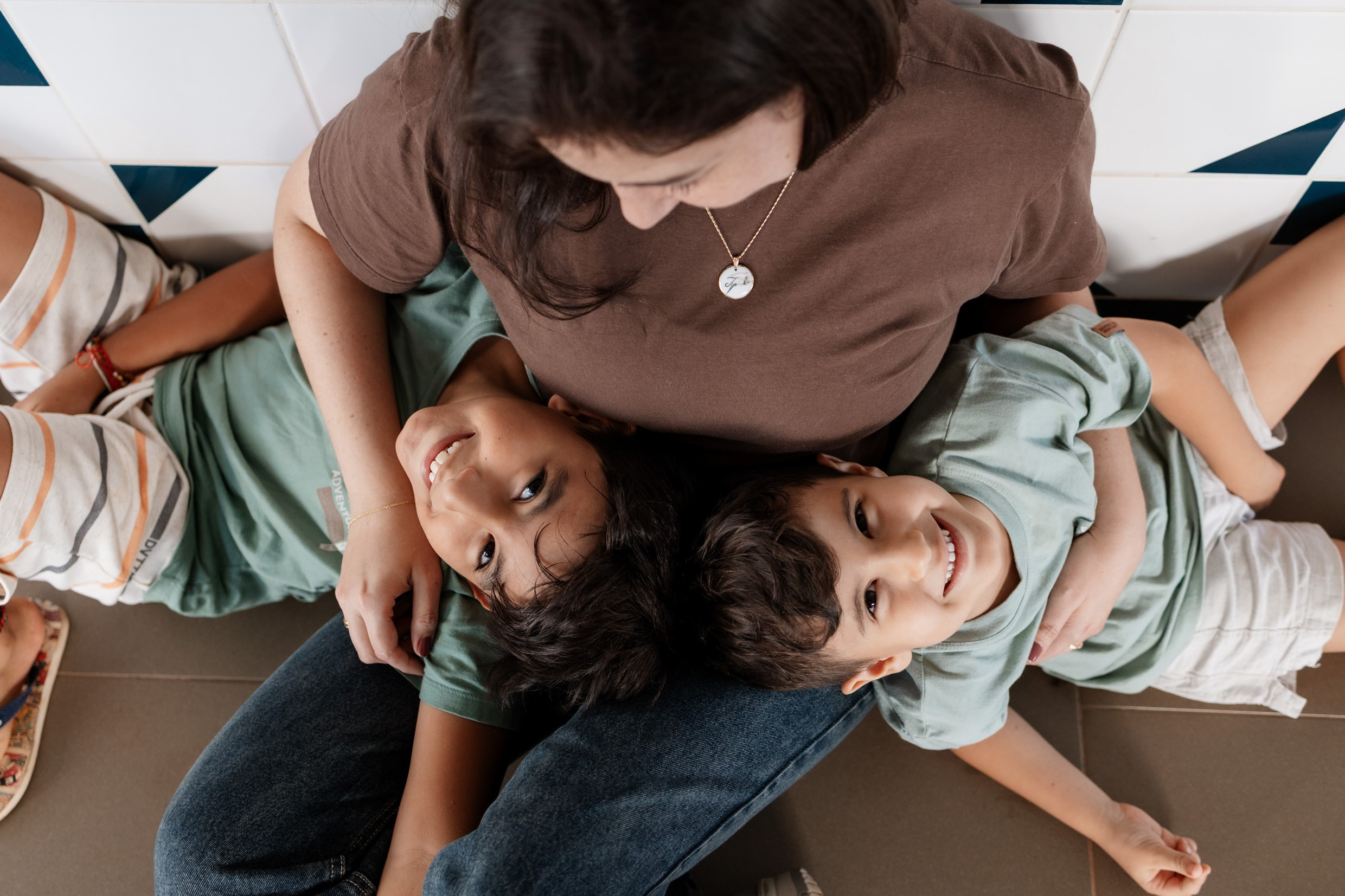 Ensaio mãe e filhos em Brasília • Asa Norte | Fotografia de Família. Fotógrafa em Brasília e Recife | Ensaios de família, gestante e festas infantis — Ize Fotografia
