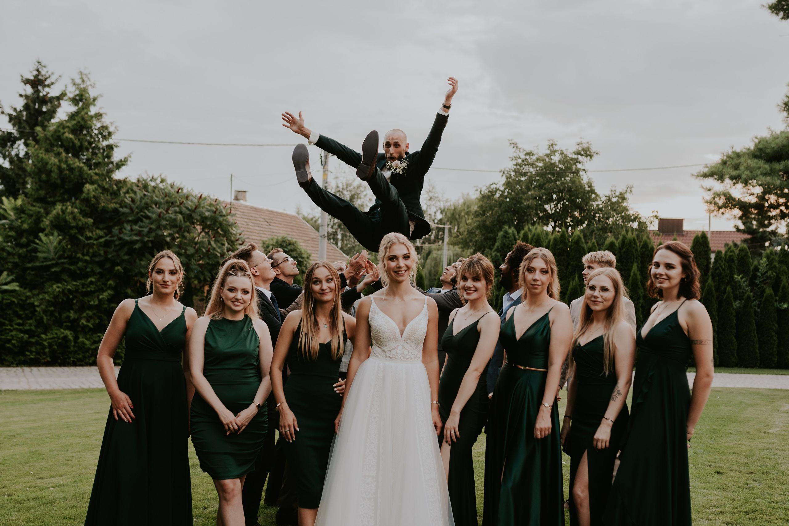 Dwór Wierzbno: plenerowy ślub pod wierzbą. Karkowskafoto - fotografia miłości