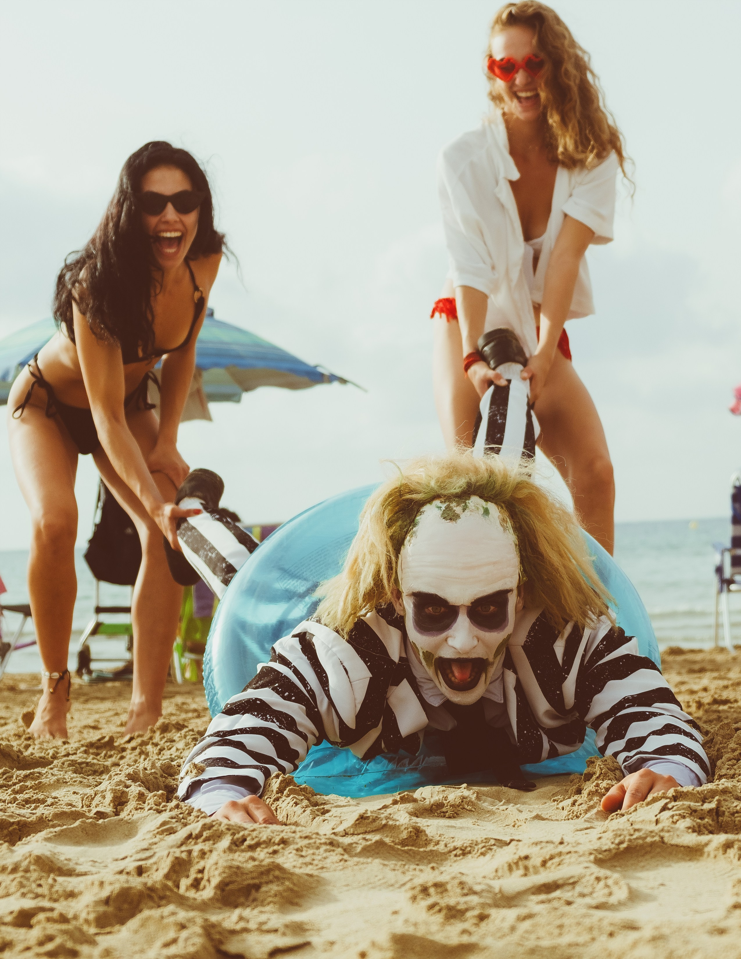 Beetlejuice на море: Экспериментальная фотосессия с цирковыми артистами — Фотограф Андрей Луковников