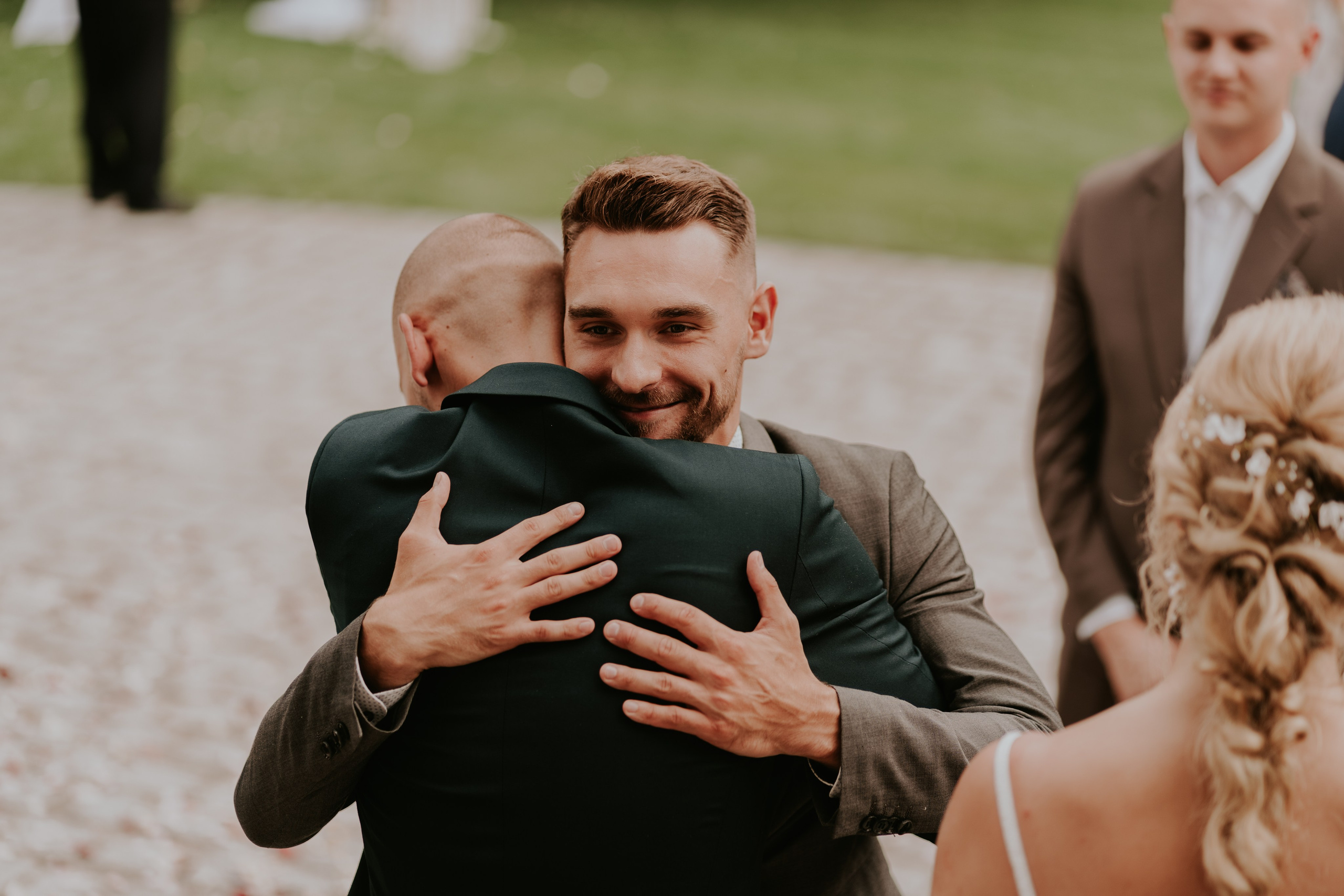 Dwór Wierzbno: plenerowy ślub pod wierzbą. Karkowskafoto - fotografia miłości