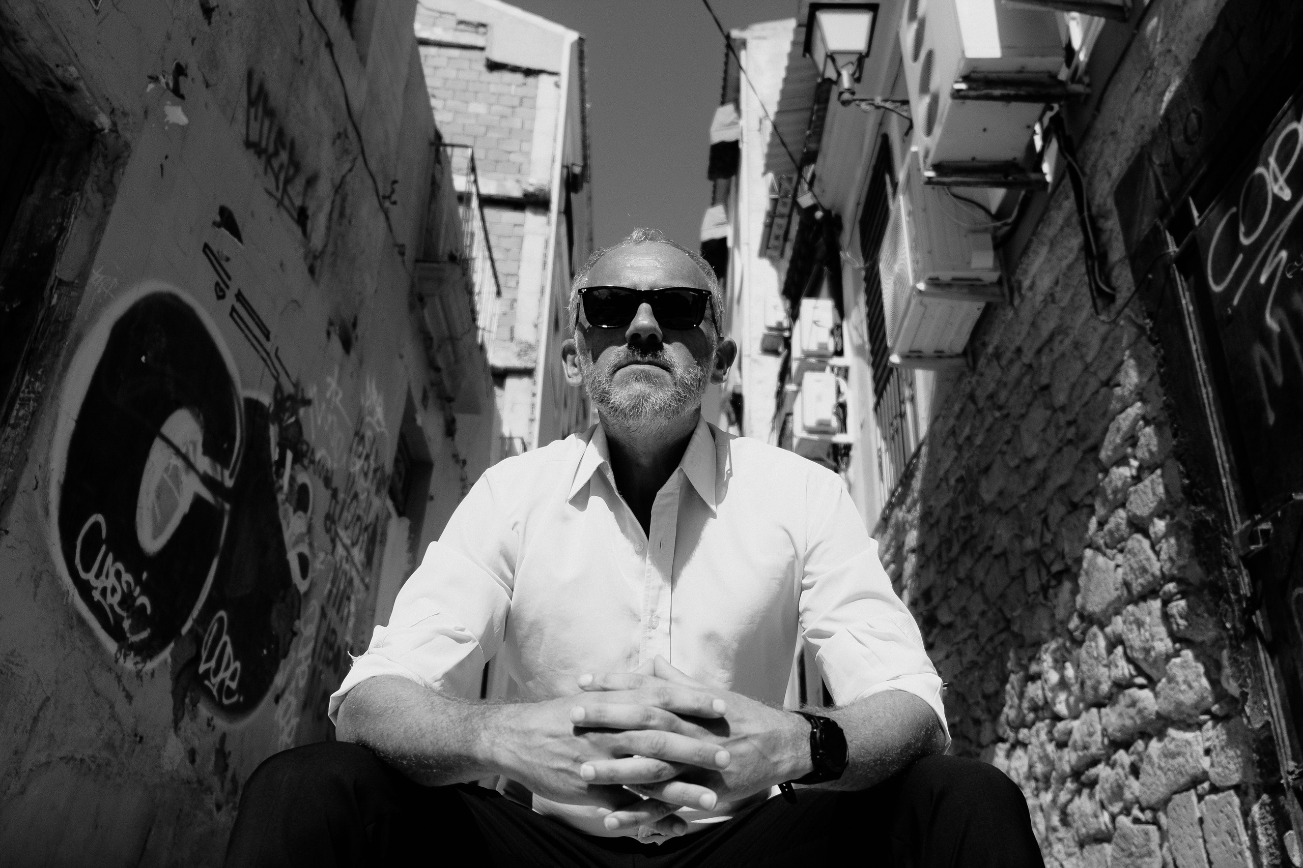 Портретная фотосессия музыканта Robert Skarsbakk в старом городе Аликанте для обложки альбома — Фотограф Андрей Луковников