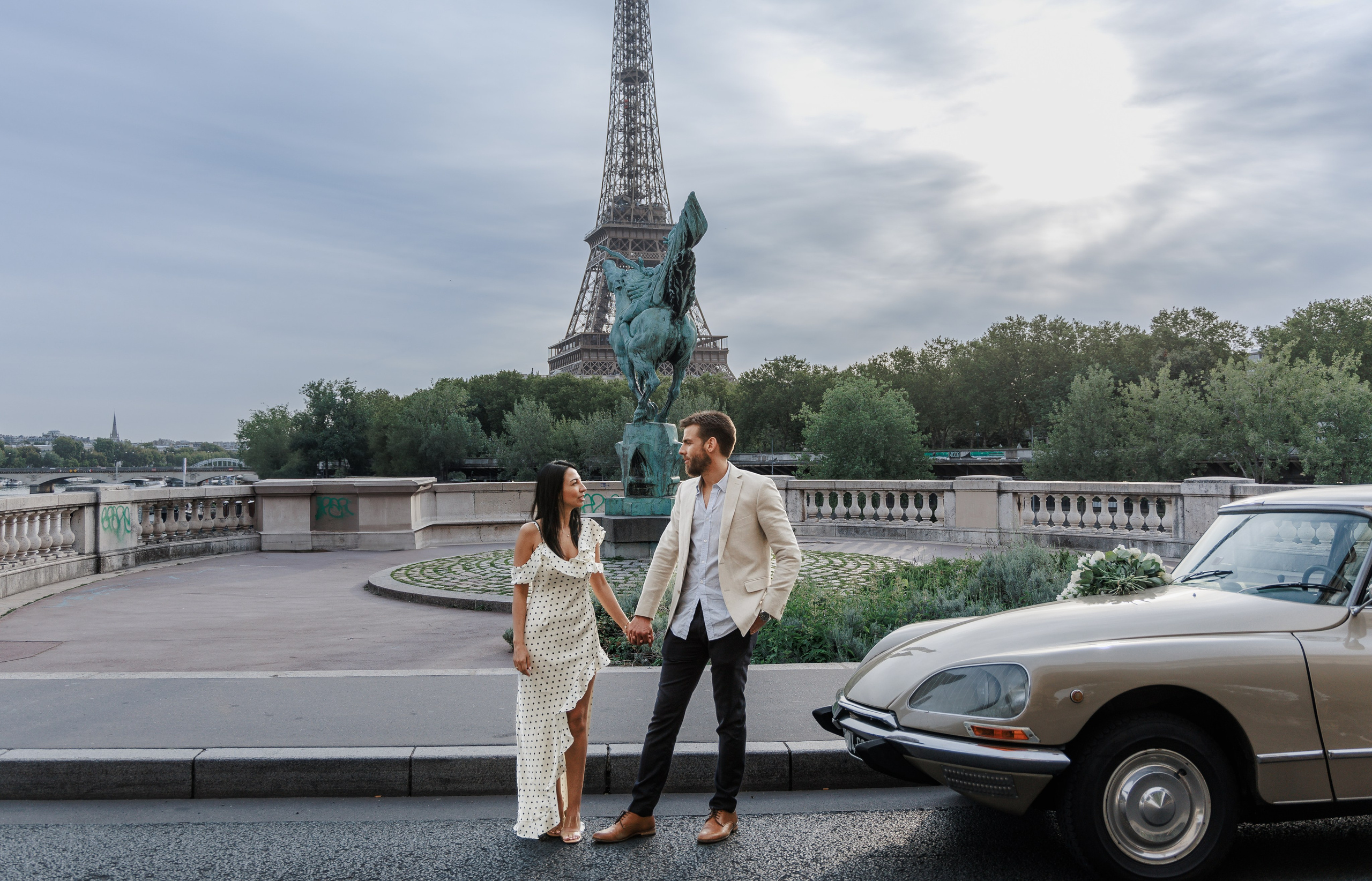 Bir-Hakeim Bridge in Paris — The Iconic Location for Luxury Proposal & Elopement Photography. Photographe à Paris