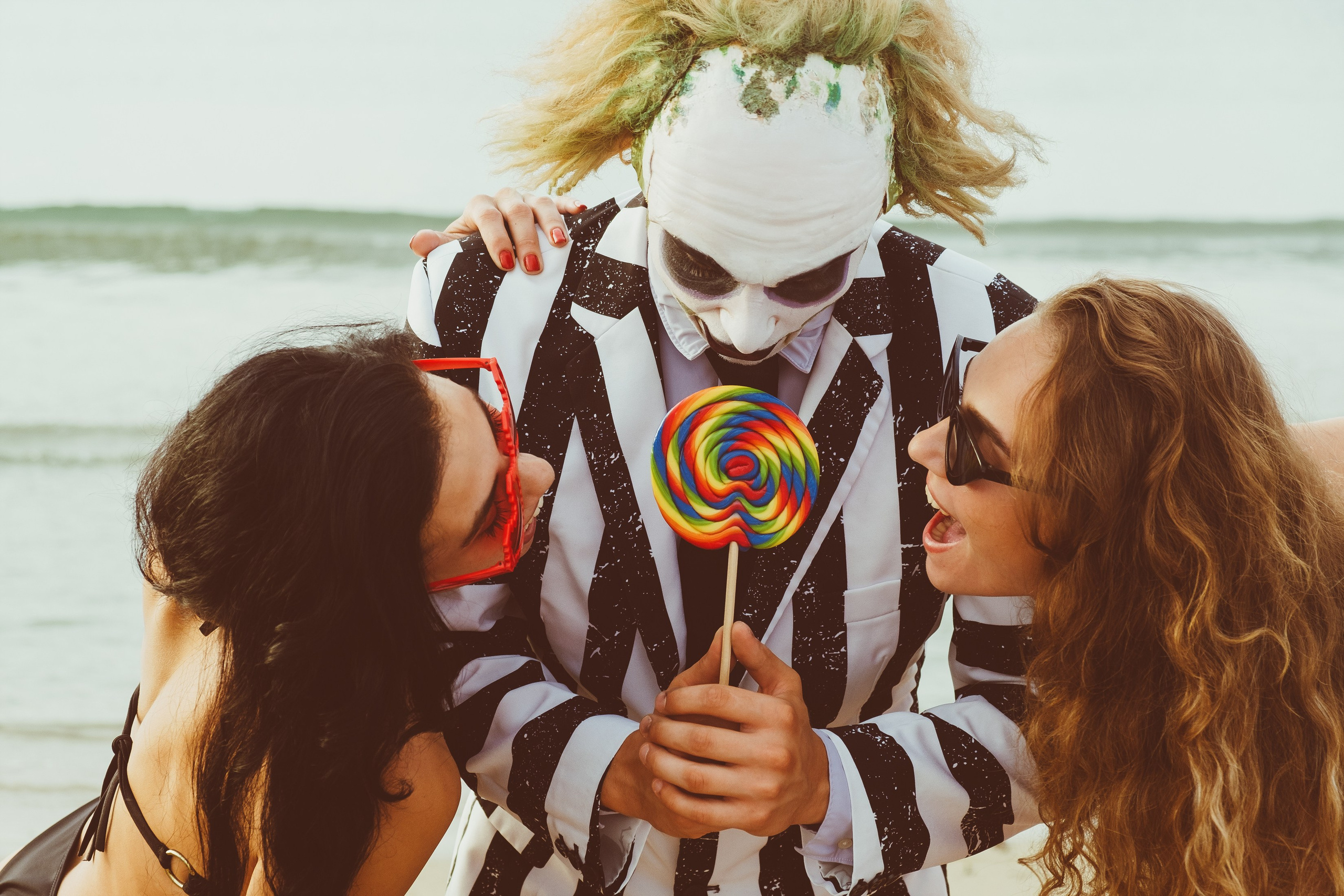 Beetlejuice на море: Экспериментальная фотосессия с цирковыми артистами — Фотограф Андрей Луковников