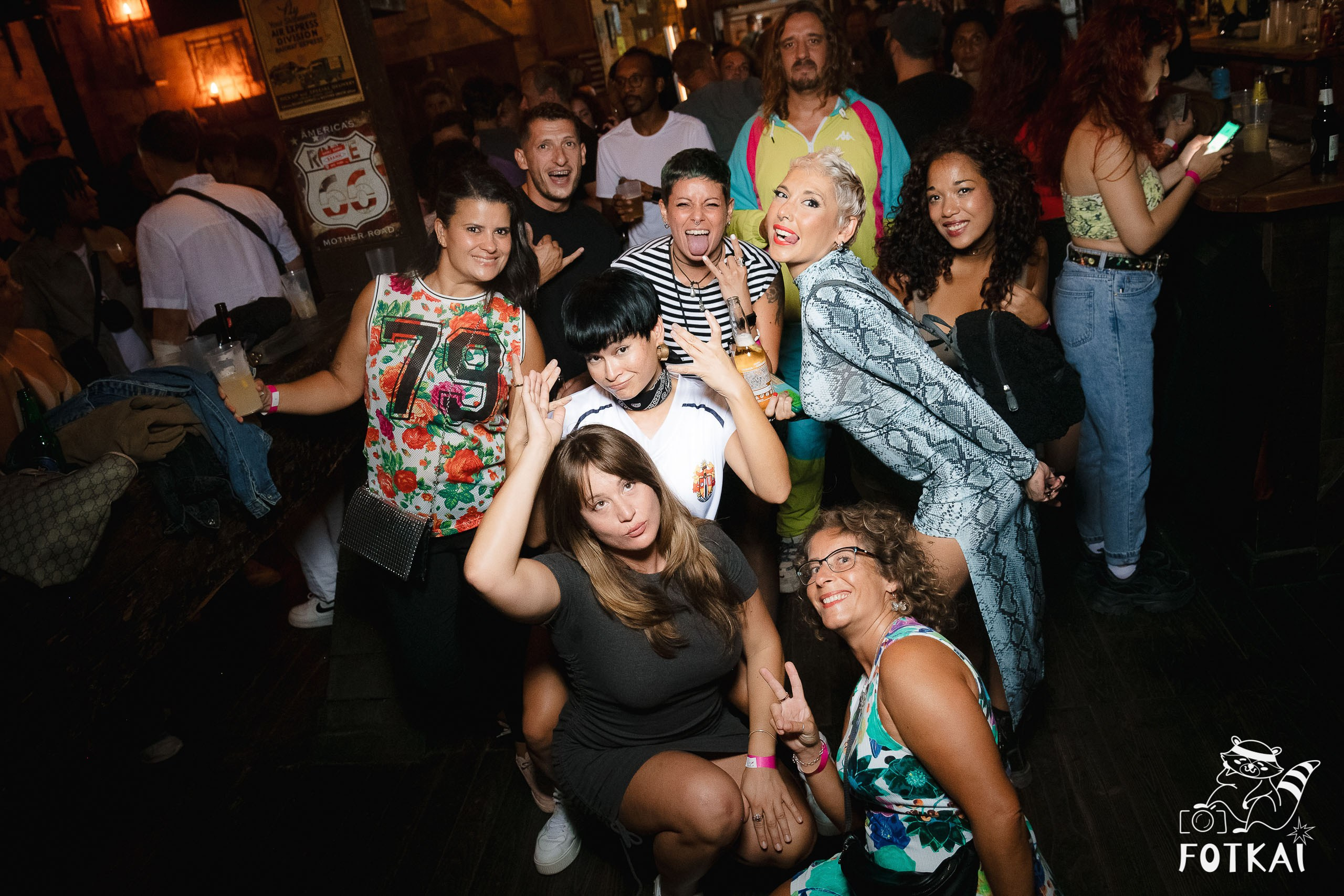 Fiesta Víspera de Festivo en El Paso Rock Bar – Hip Hop Old School | Reportaje fotográfico 08.10.2025 | FOTKAI