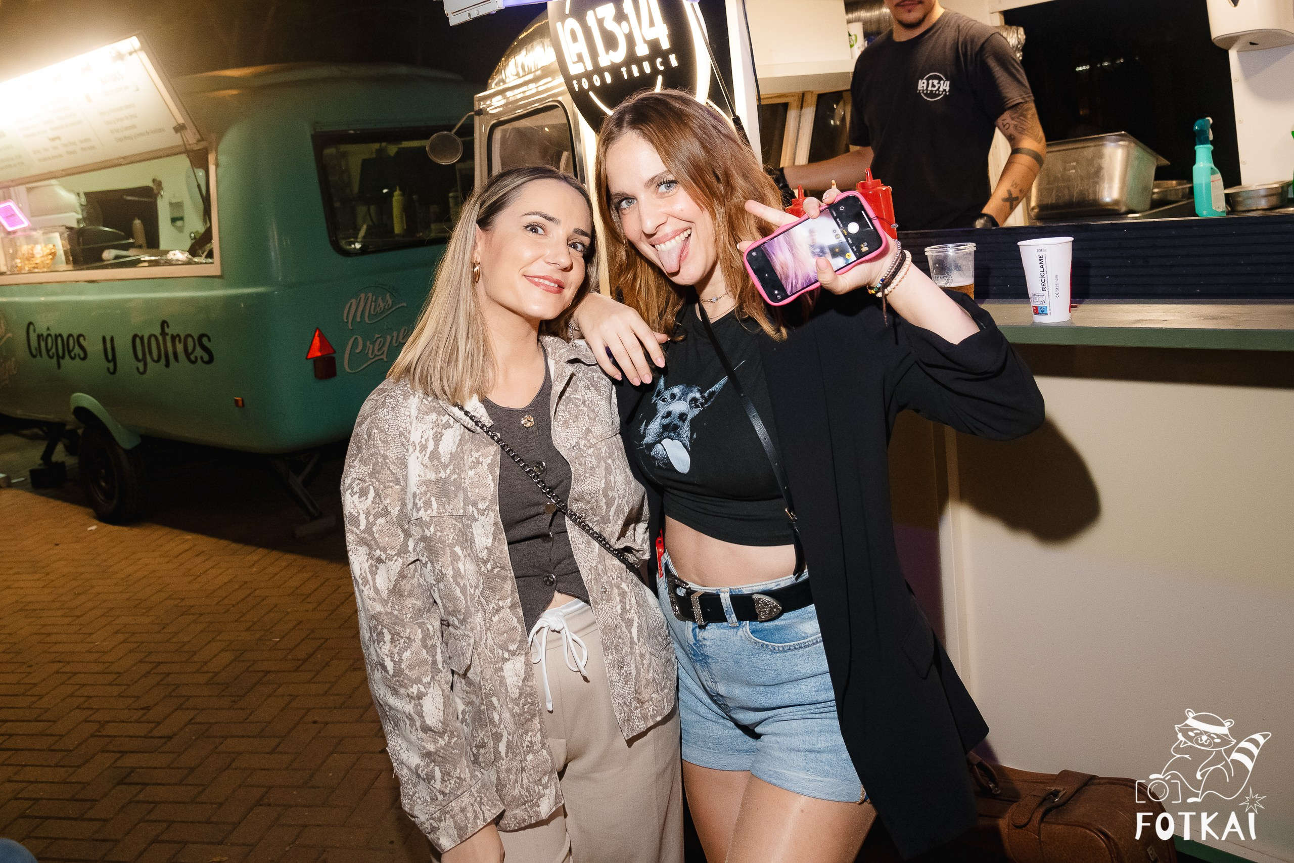 Фотоотчёт Street Food Market Torrevieja — Seguridad Social & Las Hienas DJs | FOTKAI