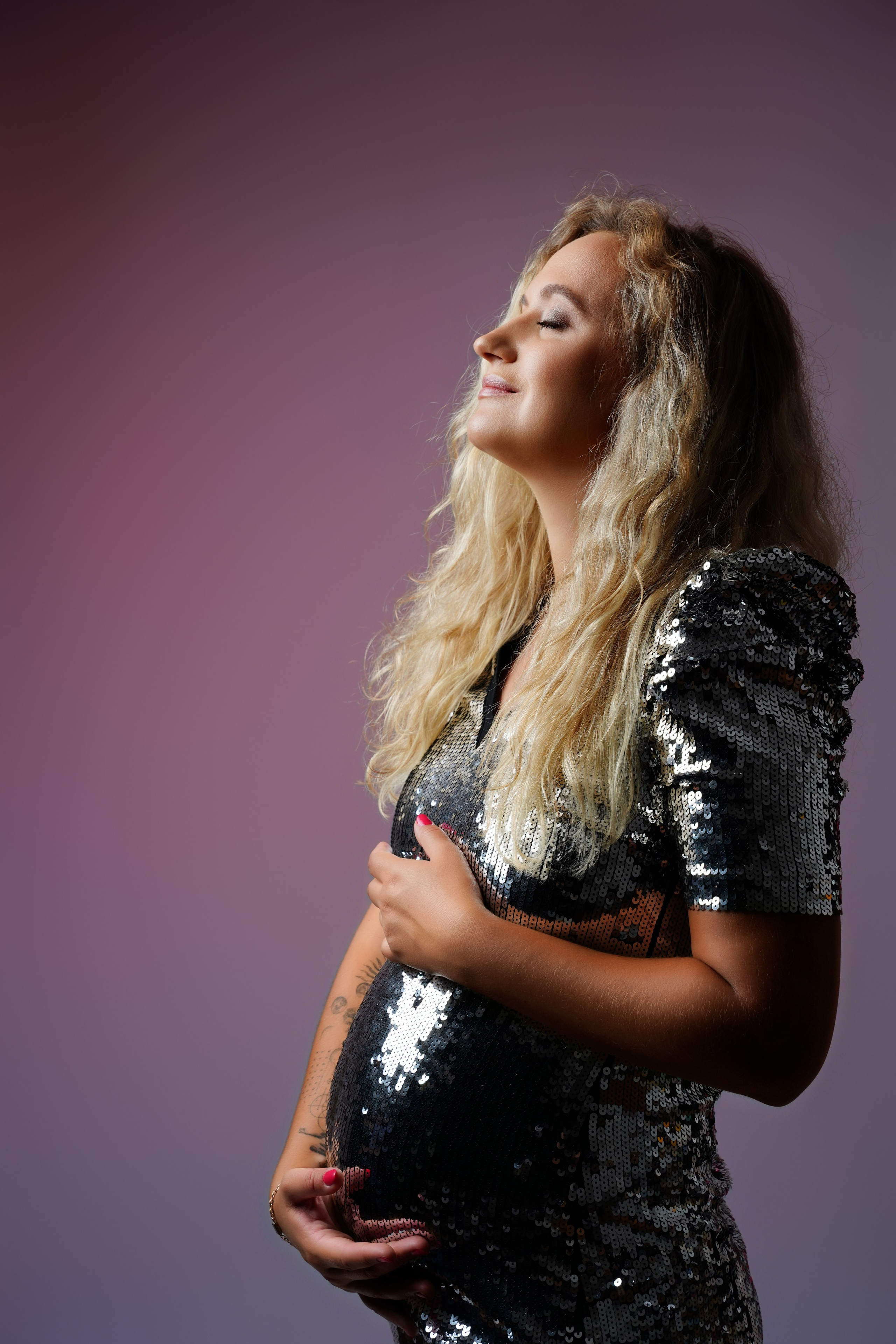 Babybauch Shooting drinnen mit dem kreativen Licht