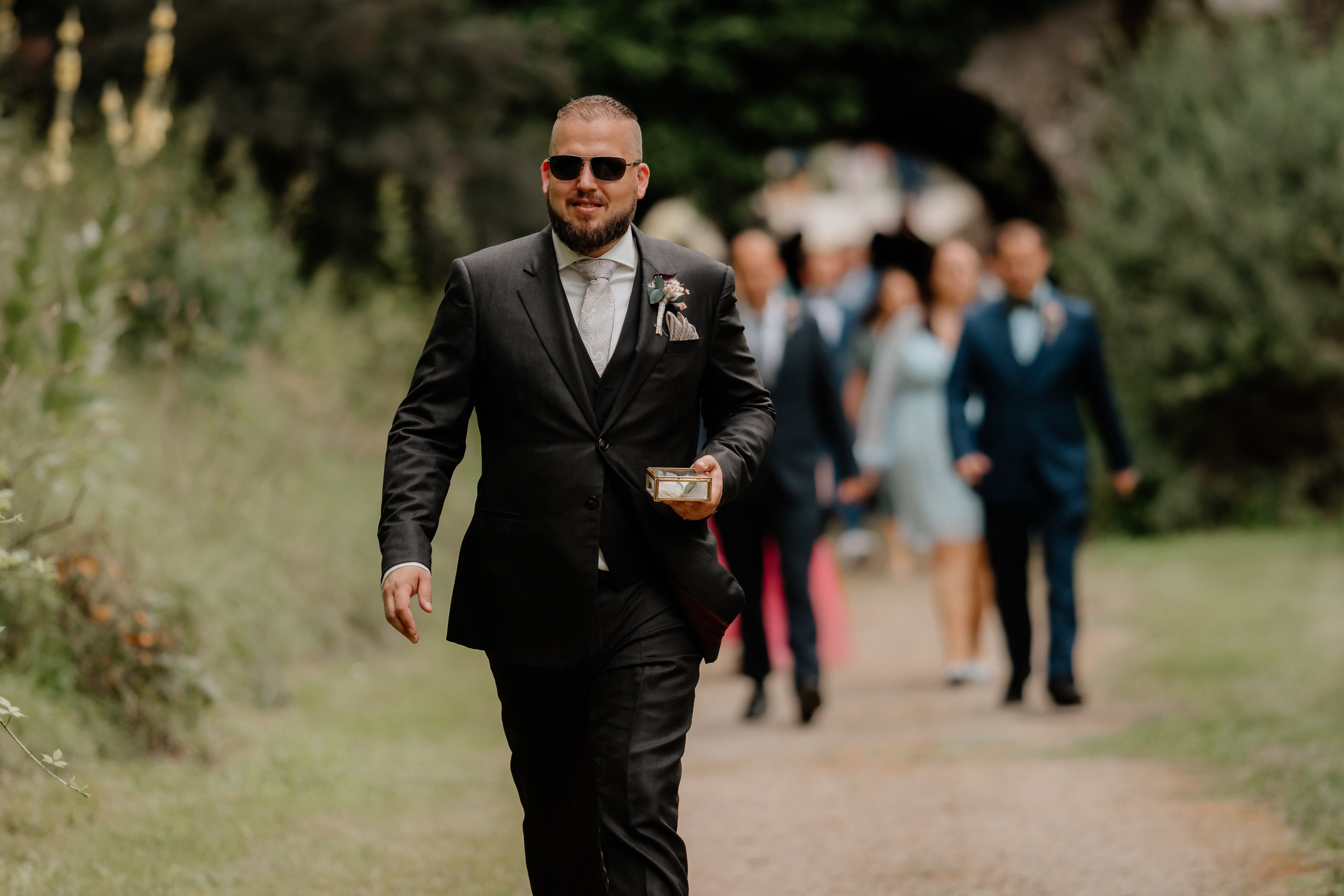 omantische Hochzeit in Schloss Weikersheim – Braut und Bräutigam vor der historischen Schlossfassade