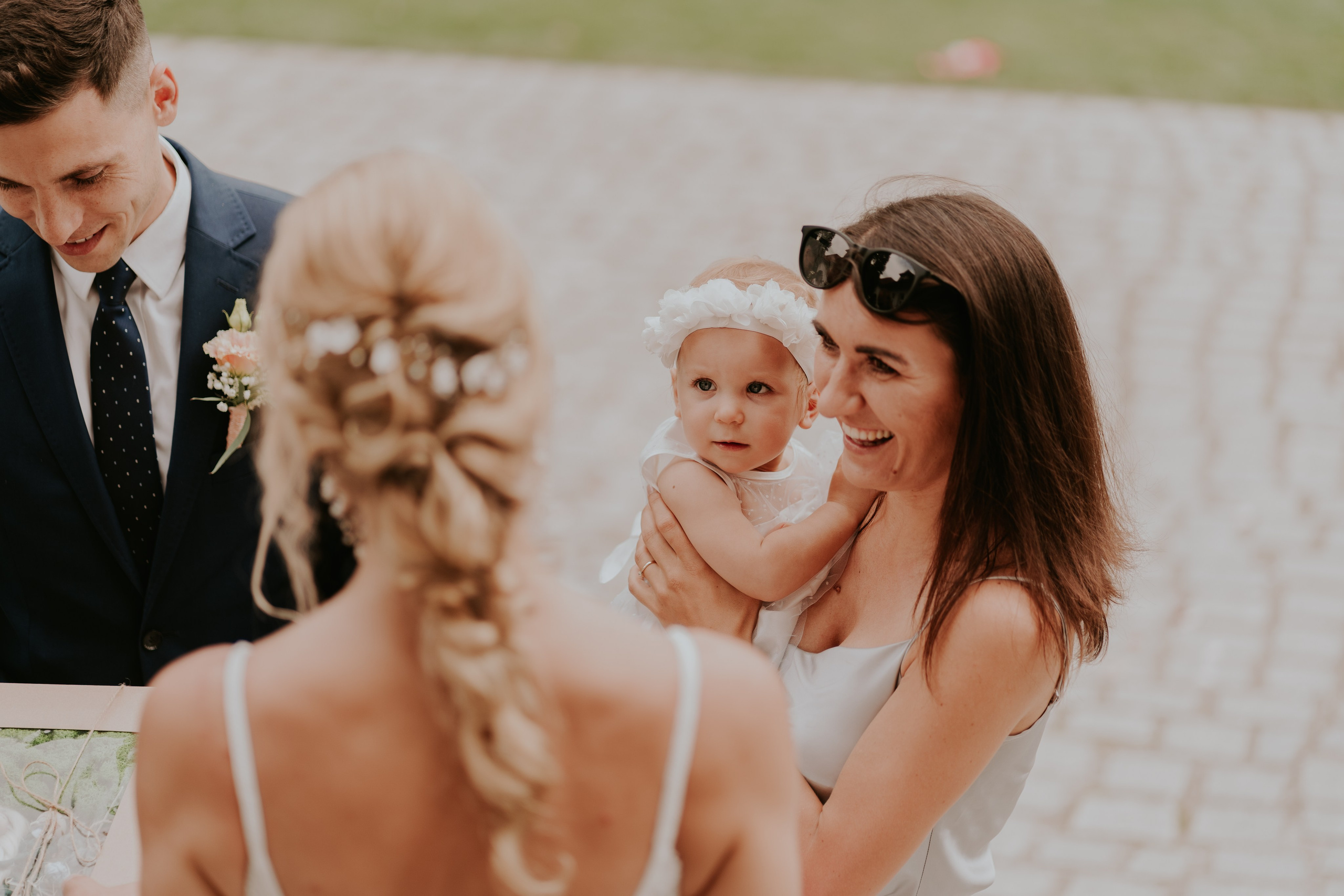 Dwór Wierzbno: plenerowy ślub pod wierzbą. Karkowskafoto - fotografia miłości