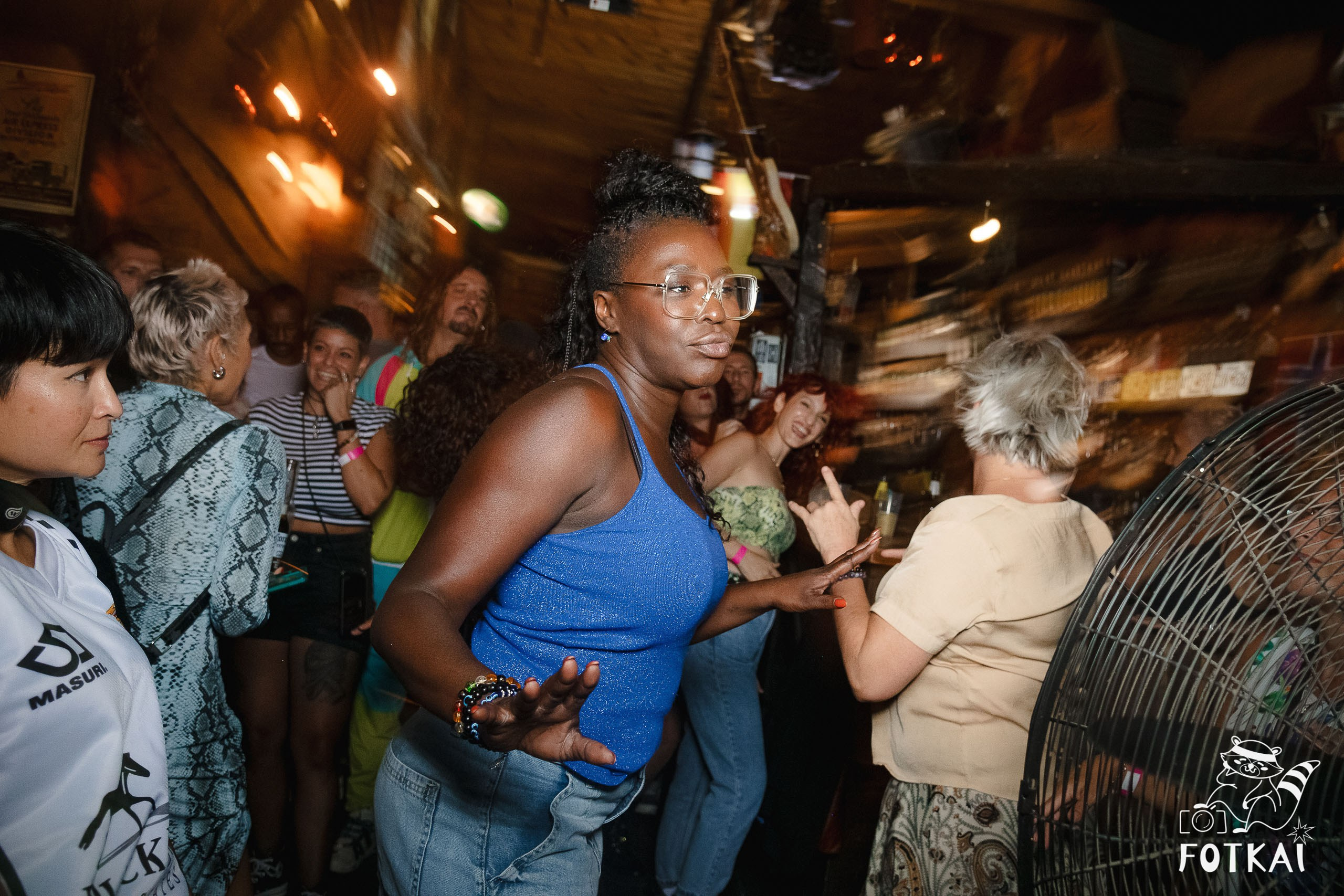 Fiesta Víspera de Festivo en El Paso Rock Bar – Hip Hop Old School | Reportaje fotográfico 08.10.2025 | FOTKAI