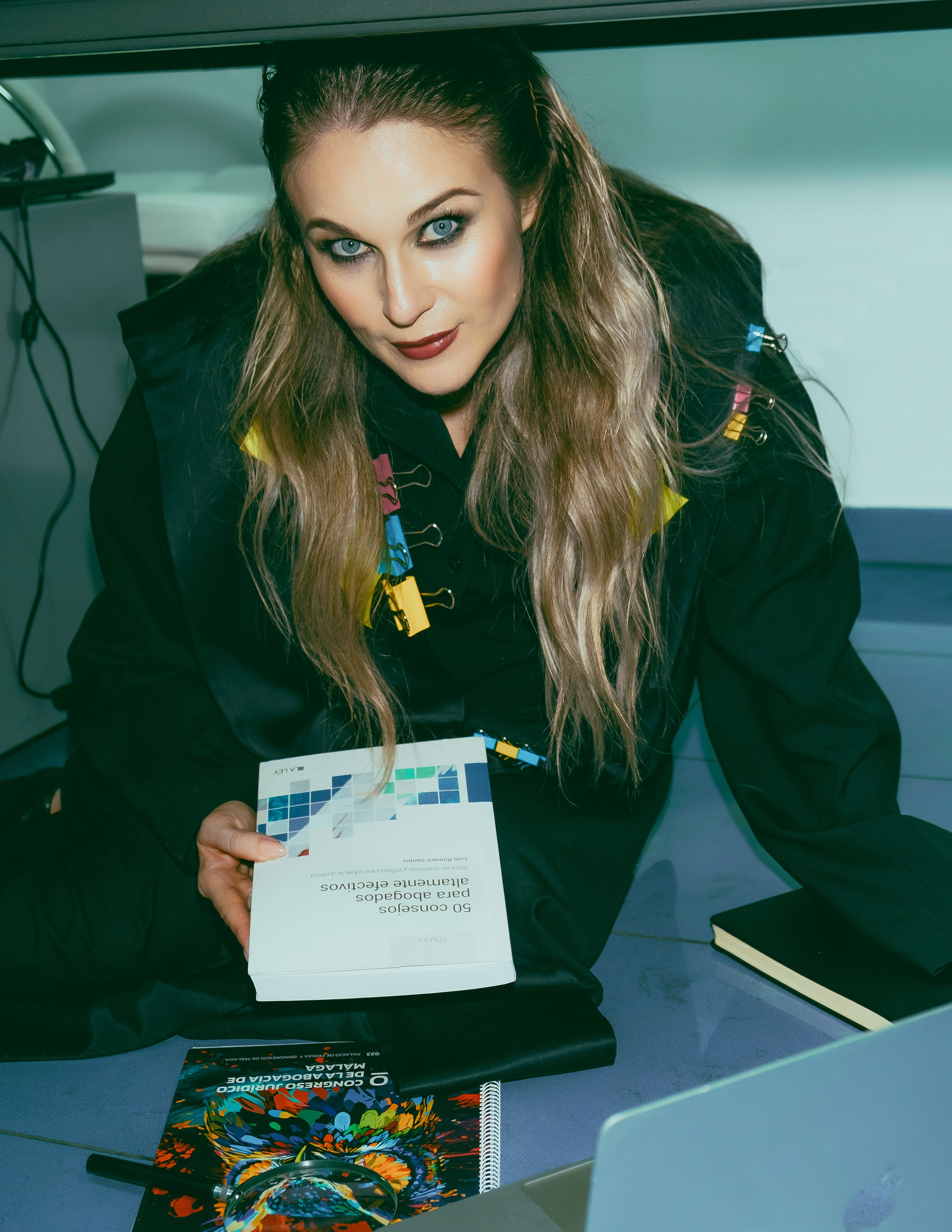 Креативная фотосессия адвоката в офисе в Аликанте, Торревьеха