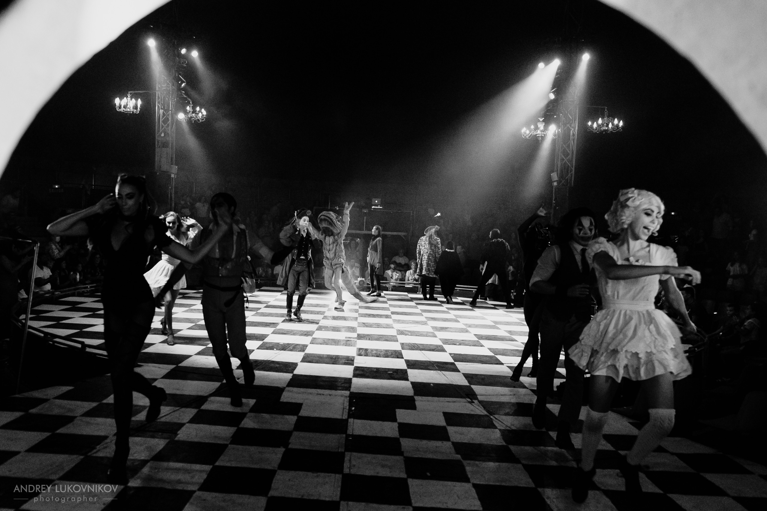 Sesión de fotos entre bastidores en El Circo Encantado: la vida de los artistas tras bambalinas