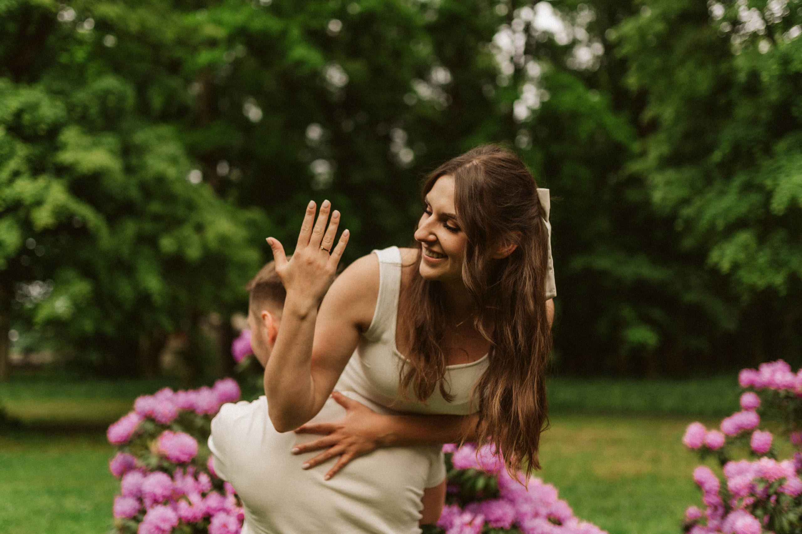 Sesja narzeczeńska w Świerklańcu – spontaniczne chwile we dwoje