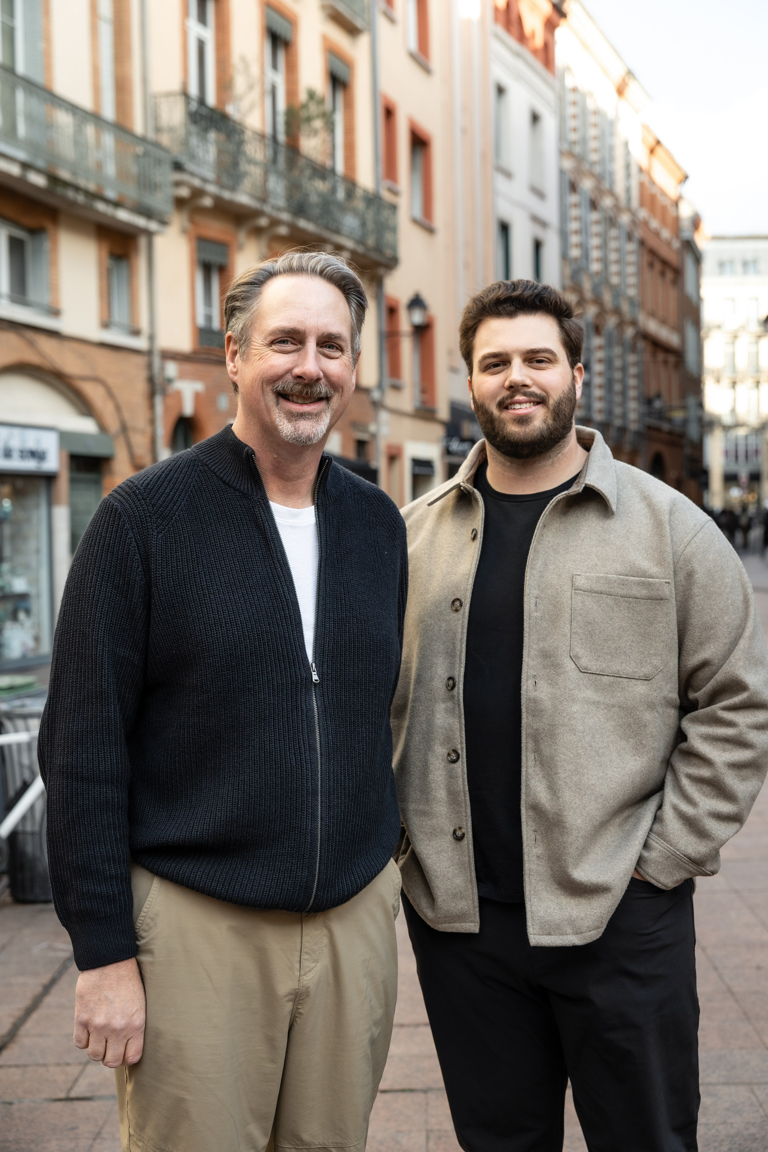 Family photoshoot in Toulouse city center for Cara’s Family/EN. Eugénie Smirnova — your photographer in Toulouse and southwest France