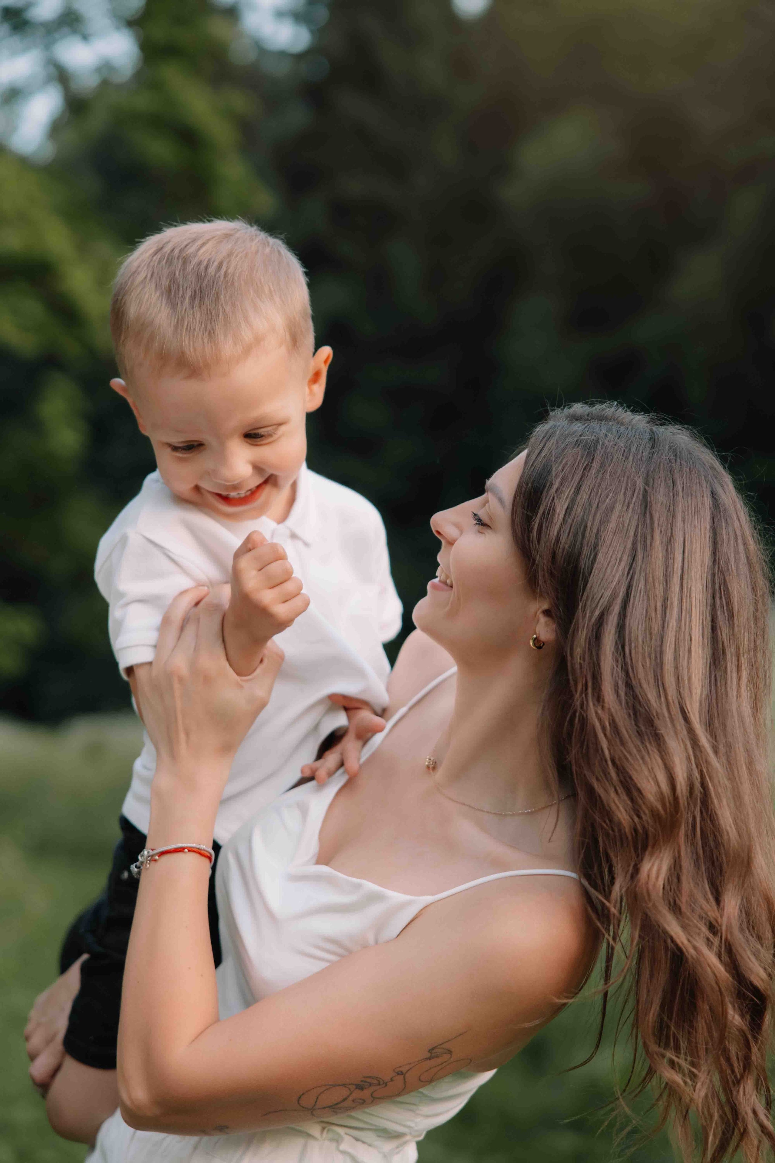 Šeimos fotosesija Vilniuje — namie, gamtoje, studijoje. Framed by Evelina | Vestuvių fotografė