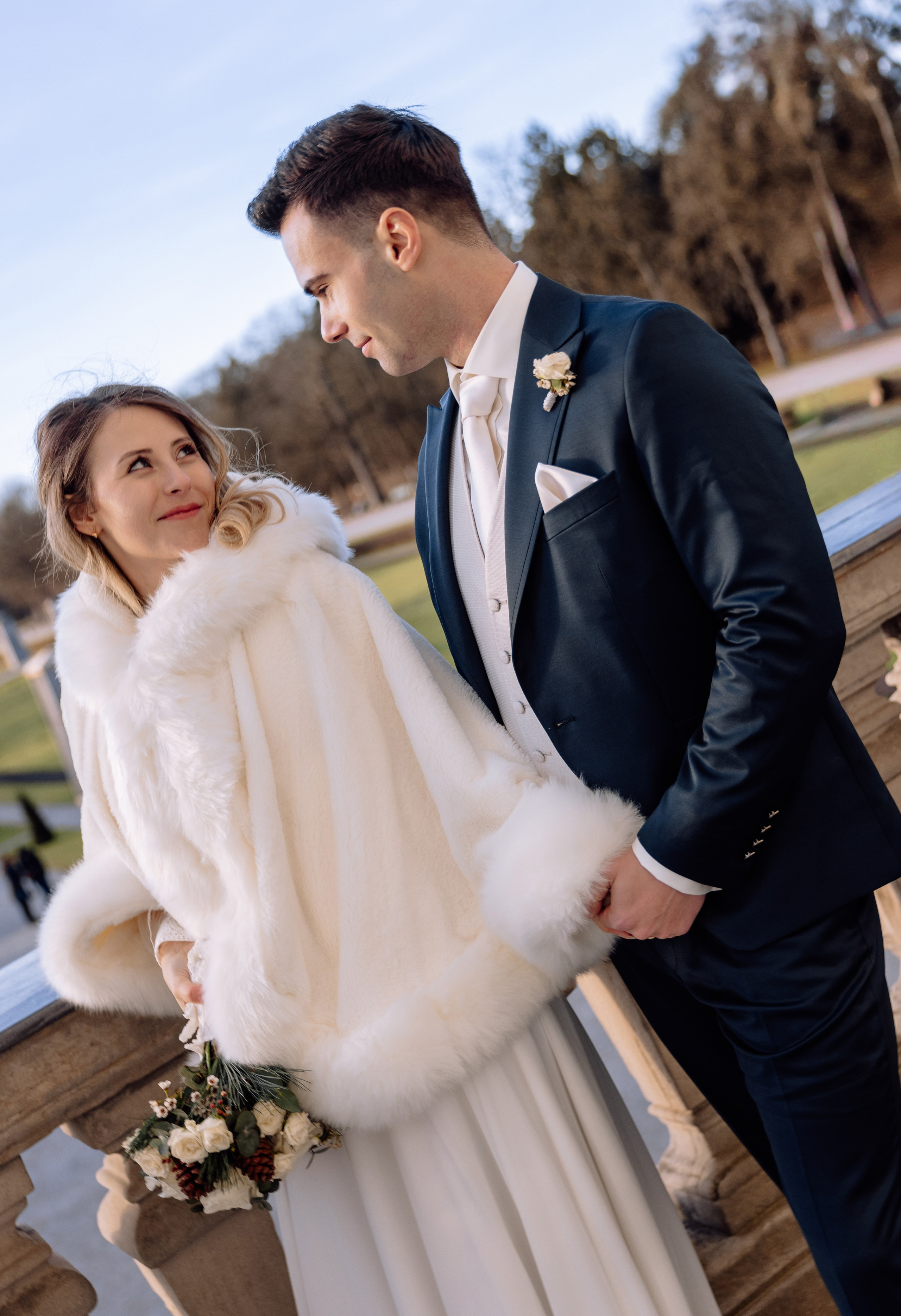 Paar geht Hand in Hand durch den Schlossgarten Nymphenburg
