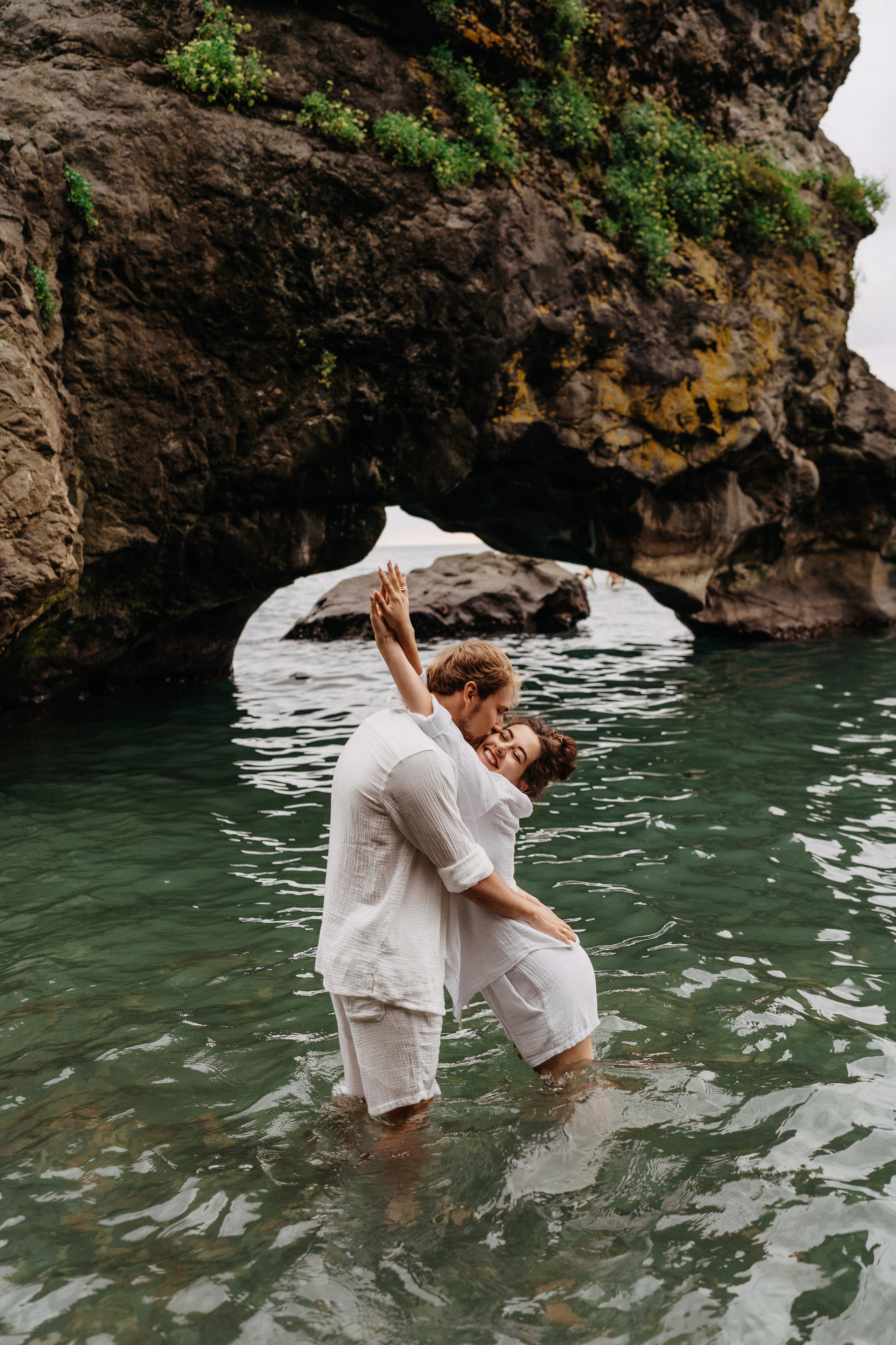 Меня зовут Валерия Азаренко, я свадебный и портретный фотограф. Снимаю в Батуми. Я провожу портретные съёмки, съёмки lovestory, съёмки свадебного дня и семейные. Цены и условия на сайте.