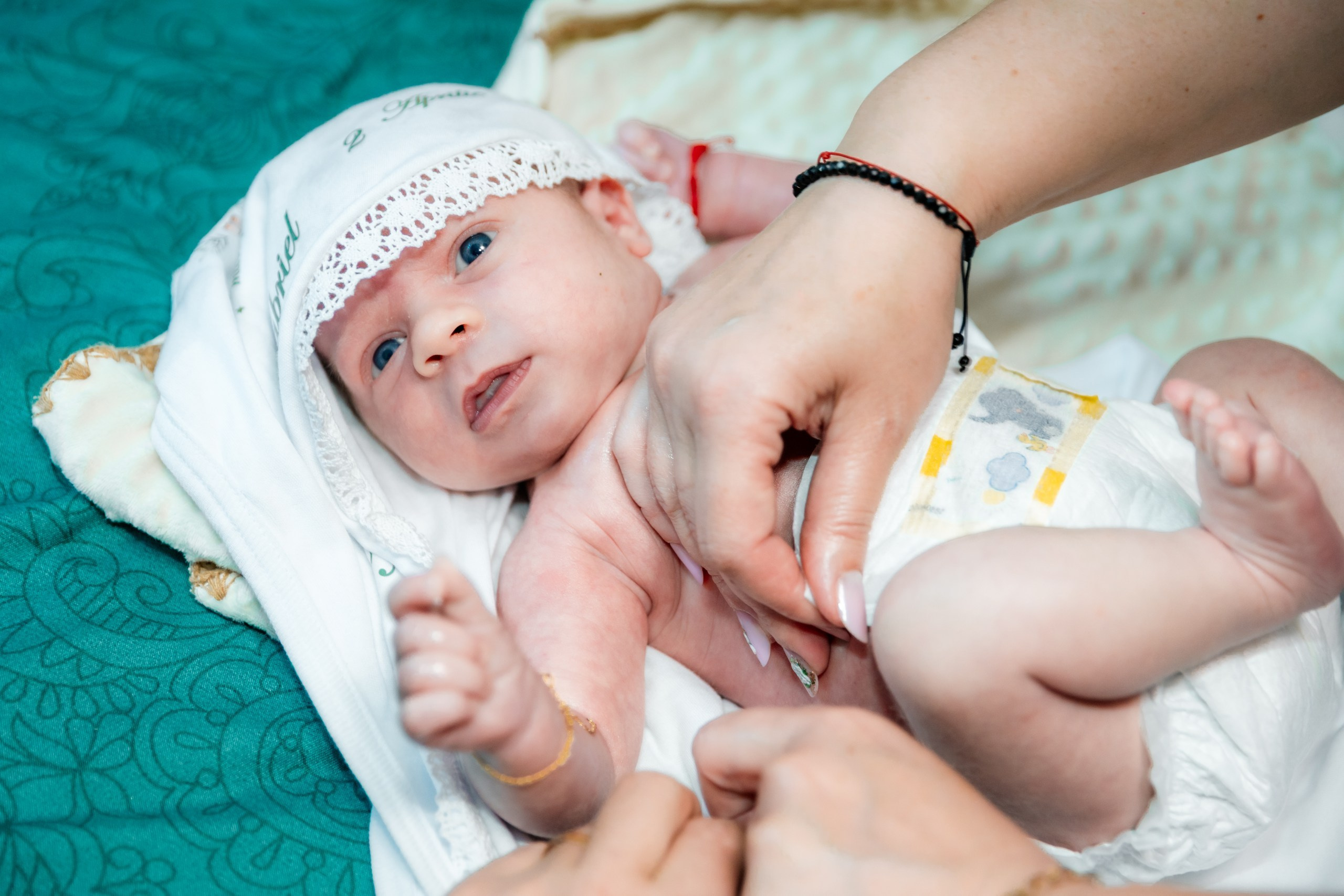 - Preotul ținându-l pe micuțul Mathias Gabriel la botez, în biserica Înălțarea Domnului, Copălău  - Detalii de la botezul lui Mathias – lumânare, trusou și icoană  - Familia lui Mathias Gabriel alături de micuț, în ziua botezului  - Portret emoționant cu mama și bebelușul în brațe, în biserică,fotograf profesionist evenimente Botoșani, Iași, Suceava, Fălticeni, Bacău, Pașcani, Roman - AlinoFotoStudio by Alin Chirilă - servicii foto nuntă, botez, cununie, ședințe foto creative, albume personalizate, fotografii emoționante și calitative pentru cele mai importante momente din viață,fotograf nuntă Botoșani Alin Chirilă,  ședință foto botez Iași - AlinoFotoStudio,  servicii fotograf profesionist evenimente Suceava,  fotograf cununie civilă Fălticeni - Alin Chirilă,  album foto nuntă personalizat Bacău.“Bebeluș botezat în biserică, ținut în brațe de nași”	•	“Detaliu cu lumânarea de botez decorată cu flori albe”	•	“Părinți emoționați alături de copilul lor la ceremonia de botez”	•	“Masa festivă de botez cu decor tematic și tort personalizat”	•	“Momentul în care preotul toarnă apă sfințită pe fruntea bebelușului”	“Bebeluș în rochie albă de botez, zâmbind în brațele mamei”	•	“Detaliu cu cruciulița de botez așezată pe o pernă de satin”	•	“Părinți și nași aprinzând lumânările în timpul ceremoniei de botez”	•	“Tort de botez decorat cu figurine tematice și numele copilului”	•	“Copil botezat dormind liniștit în pătuțul decorat festiv”	•	“Momentul în care preotul binecuvântează copilul în fața altarului”	•	“Invitați adunându-se în jurul mesei festive la petrecerea de botez”	•	“Bebeluș ținând în mână o jucărie personalizată primită la botez”	•	“Familie fericită pozând împreună după ceremonia de botez”	•	“Decor tematic cu baloane și flori la locația petrecerii de botez” fotograf Botoșani fotograf evenimente fotograf botez Alin Chirila fotograf alinofotostudio.fotograf botez Amelis Maria, fotografie botez Botoșani, fotograf Alin Chirilă, amintiri botez, fotografii botez, botez Amelis Maria, fotograf copii, fotografie botez în Botoșani,