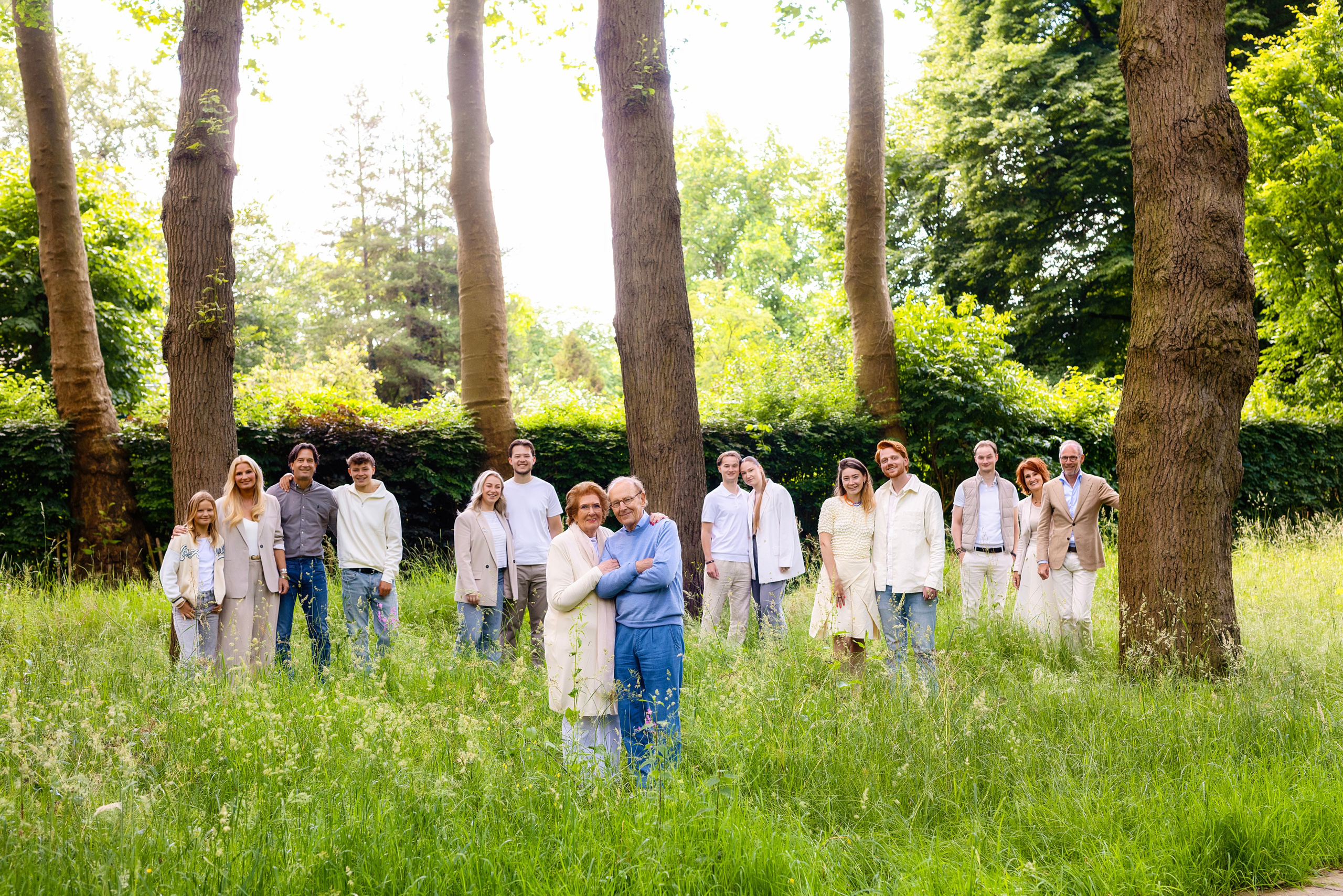 Natuurlijke familieportretten in het gras – Irina Hoek Photography