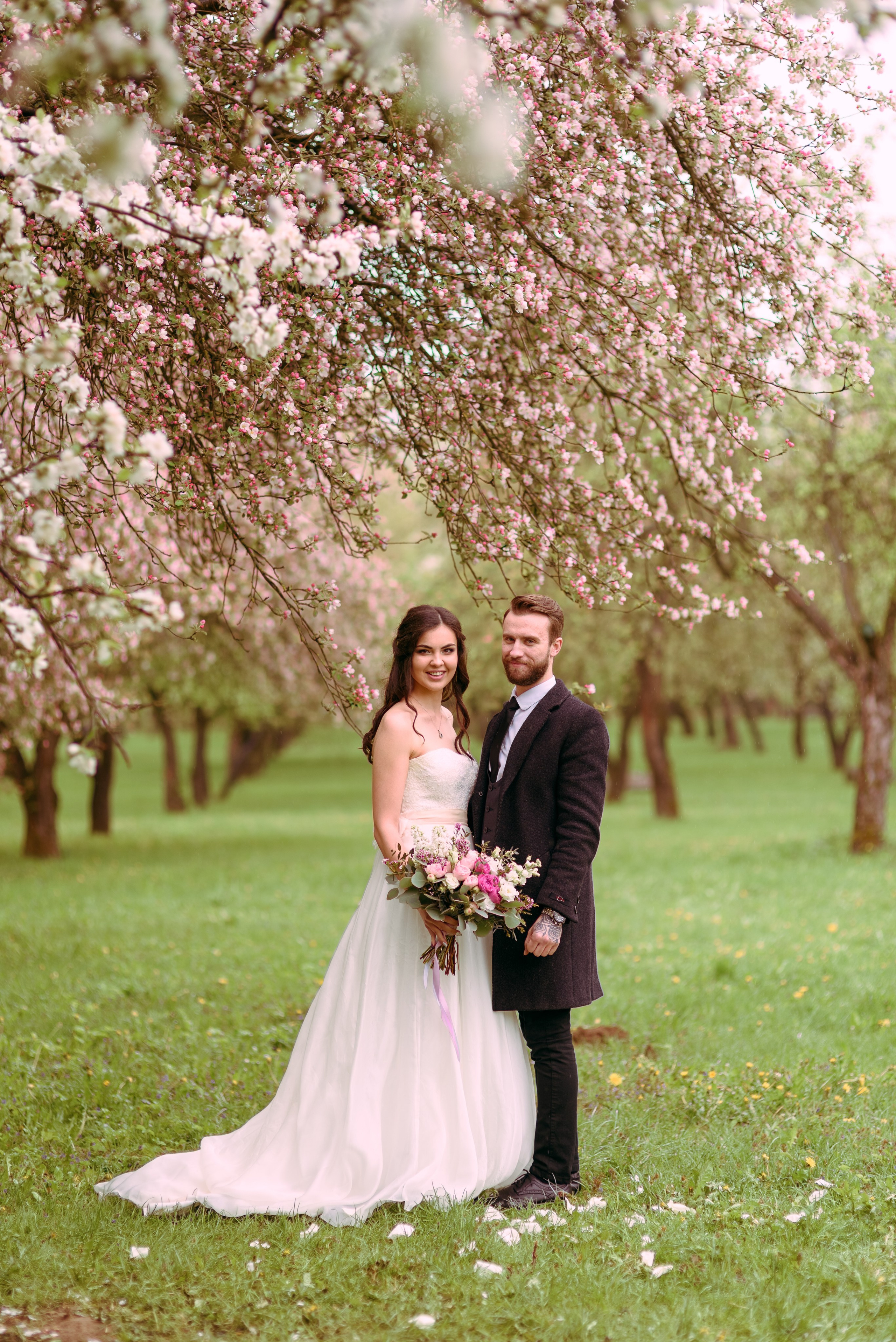 Свадебная прогулка в цветущем саду. Семейный фотограф и фотограф новорожденных в Вильнюсе Ирина Беленкевич