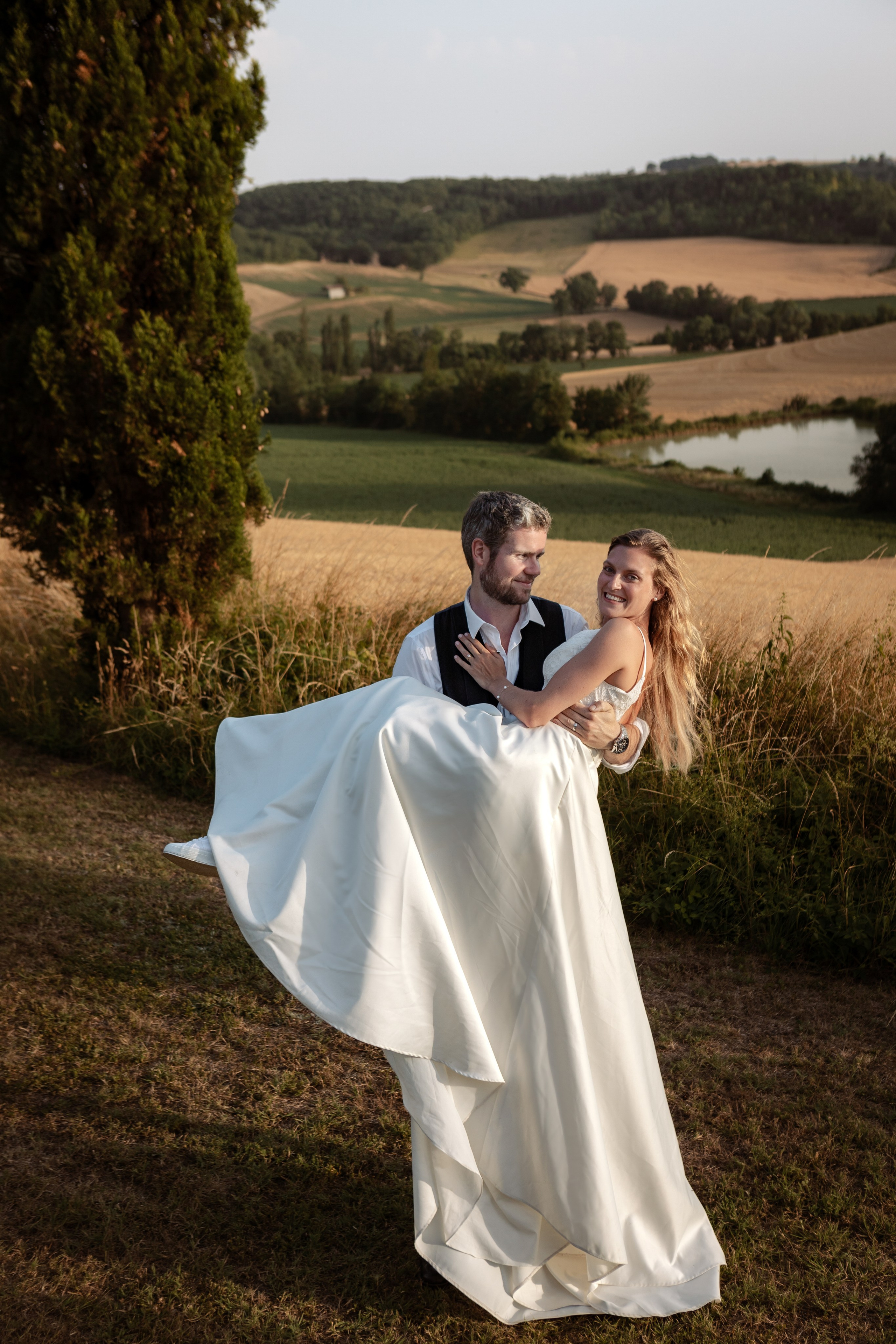 British — scottish wedding in Souquet Hall, Aquitaine, France. Eugénie Smirnova — your photographer in Toulouse and southwest France