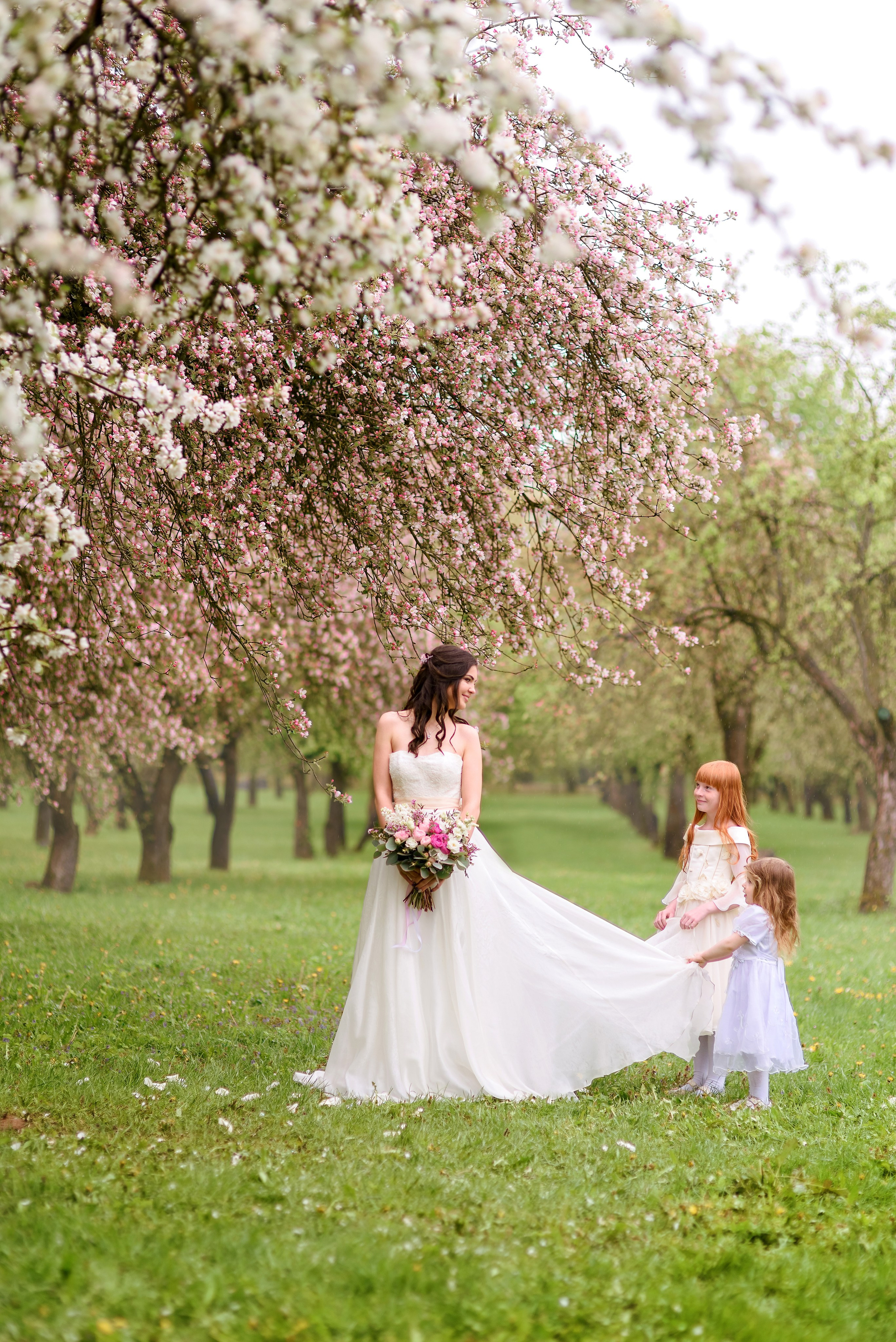 Свадебная прогулка в цветущем саду. Семейный фотограф и фотограф новорожденных в Вильнюсе Ирина Беленкевич