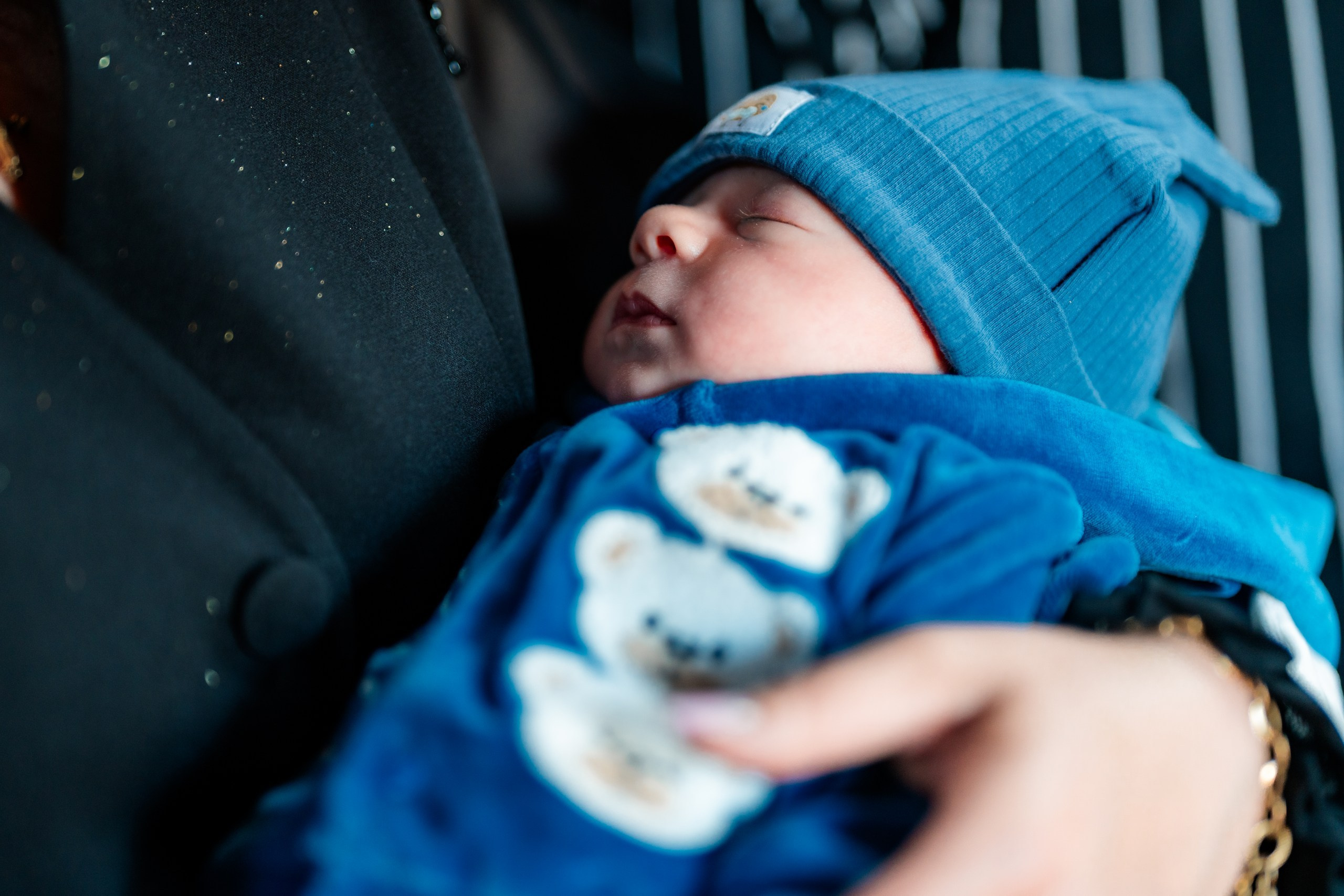 - Preotul ținându-l pe micuțul Mathias Gabriel la botez, în biserica Înălțarea Domnului, Copălău  - Detalii de la botezul lui Mathias – lumânare, trusou și icoană  - Familia lui Mathias Gabriel alături de micuț, în ziua botezului  - Portret emoționant cu mama și bebelușul în brațe, în biserică,fotograf profesionist evenimente Botoșani, Iași, Suceava, Fălticeni, Bacău, Pașcani, Roman - AlinoFotoStudio by Alin Chirilă - servicii foto nuntă, botez, cununie, ședințe foto creative, albume personalizate, fotografii emoționante și calitative pentru cele mai importante momente din viață,fotograf nuntă Botoșani Alin Chirilă,  ședință foto botez Iași - AlinoFotoStudio,  servicii fotograf profesionist evenimente Suceava,  fotograf cununie civilă Fălticeni - Alin Chirilă,  album foto nuntă personalizat Bacău.“Bebeluș botezat în biserică, ținut în brațe de nași”	•	“Detaliu cu lumânarea de botez decorată cu flori albe”	•	“Părinți emoționați alături de copilul lor la ceremonia de botez”	•	“Masa festivă de botez cu decor tematic și tort personalizat”	•	“Momentul în care preotul toarnă apă sfințită pe fruntea bebelușului”	“Bebeluș în rochie albă de botez, zâmbind în brațele mamei”	•	“Detaliu cu cruciulița de botez așezată pe o pernă de satin”	•	“Părinți și nași aprinzând lumânările în timpul ceremoniei de botez”	•	“Tort de botez decorat cu figurine tematice și numele copilului”	•	“Copil botezat dormind liniștit în pătuțul decorat festiv”	•	“Momentul în care preotul binecuvântează copilul în fața altarului”	•	“Invitați adunându-se în jurul mesei festive la petrecerea de botez”	•	“Bebeluș ținând în mână o jucărie personalizată primită la botez”	•	“Familie fericită pozând împreună după ceremonia de botez”	•	“Decor tematic cu baloane și flori la locația petrecerii de botez” fotograf Botoșani fotograf evenimente fotograf botez Alin Chirila fotograf alinofotostudio.fotograf botez Amelis Maria, fotografie botez Botoșani, fotograf Alin Chirilă, amintiri botez, fotografii botez, botez Amelis Maria, fotograf copii, fotografie botez în Botoșani,