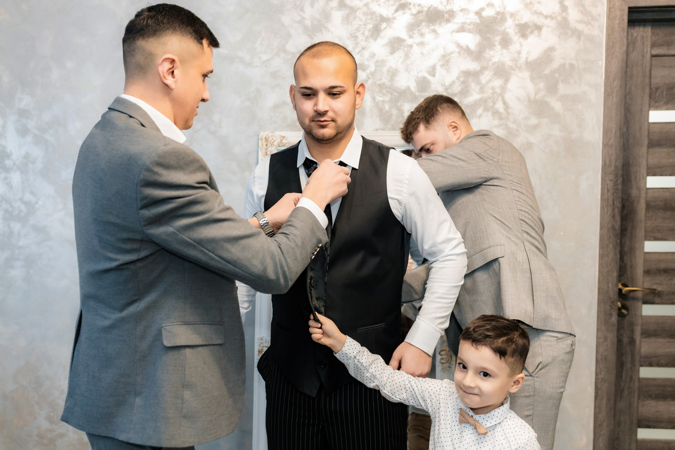 Fotograf nuntă Târgu Neamț – Samuel și Roxana, fotografie autentică realizată de AlinoFotoStudio 2. Fotograf nuntă Iași, Bacău, Suceava și Botoșani – Alin Chirilă surprinzând momente reale de nuntă 3. Fotografie de nuntă cu emoție și credință – AlinoFotoStudio, fotograf povestitor 4. Fotograf profesionist nuntă în Moldova – cadre naturale și pline de emoție 5. Alin Chirilă fotograf nuntă – poveste reală surprinsă prin fotografie 6. Fotograf nuntă cu stil documentar – momente autentice din ziua nunții Pregătiri mireasă acasă – fotografie naturală realizată de Alin Chirilă fotograf nuntă 8. Detalii din ziua nunții – fotograf nuntă Iași și Botoșani, AlinoFotoStudio 9. Emoții din dimineața nunții – fotograf profesionist Moldova 10. Cadre autentice din pregătiri – fotograf nuntă Suceava și Bacău Ceremonie religioasă nuntă – moment emoționant surprins de fotograf Alin Chirilă 12. Nuntă cu valori creștine – fotografie din biserică realizată cu discreție 13. Rugăciune și emoție în ziua nunții – fotograf nuntă Târgu Neamț 14. Legământ în fața lui Dumnezeu – fotografie de nuntă autentică 15. Fotograf nuntă biserică – momente sincere și pline de semnificație Petrecere de nuntă – cadre naturale realizate de AlinoFotoStudio 17. Bucurie și dans la nuntă – fotograf nuntă Iași și împrejurimi 18. Momente autentice de la restaurant – fotograf nuntă Bacău Suceava 19. Atmosferă de nuntă surprinsă discret – Alin Chirilă fotograf -AlinoFotoStudio – fotograf nuntă cu abordare naturală și emoțională 21. Alin Chirilă fotograf – povestitor prin fotografie de nuntă 22. Fotograf nuntă în Moldova – stil documentar și autentic 23. Fotografie de nuntă sinceră și elegantă – AlinoFotoStudio- Fotograf nuntă Iași Bacău Suceava Botoșani – Alin Chirilă AlinoFotoStudio 26. Fotograf nuntă Târgu Neamț și Moldova – fotografie profesională de eveniment 27. Fotograf nuntă cu valori creștine și stil documentar – AlinoFotoStudio - Alin Chirilă – AlinoFotoStudio Fotograf nuntă Iași • Bacău • Suceava • Botoșani - Samuel & Roxana, Târgu Neamț -Momente reale, trăite sincer și păstrate pentru totdeauna.