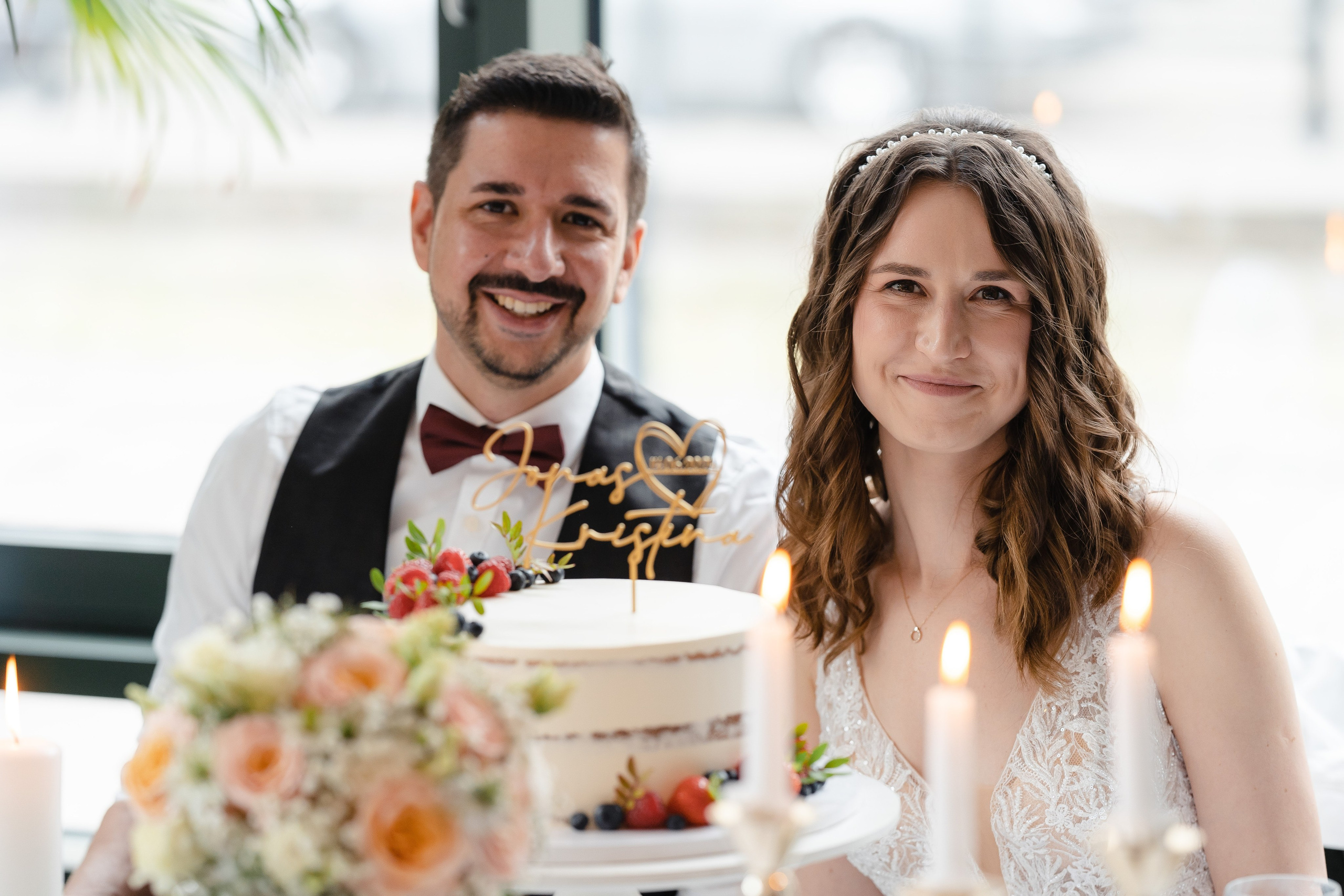 Hochzeitstorte mit frischen Beeren und persönlicher Dekoration