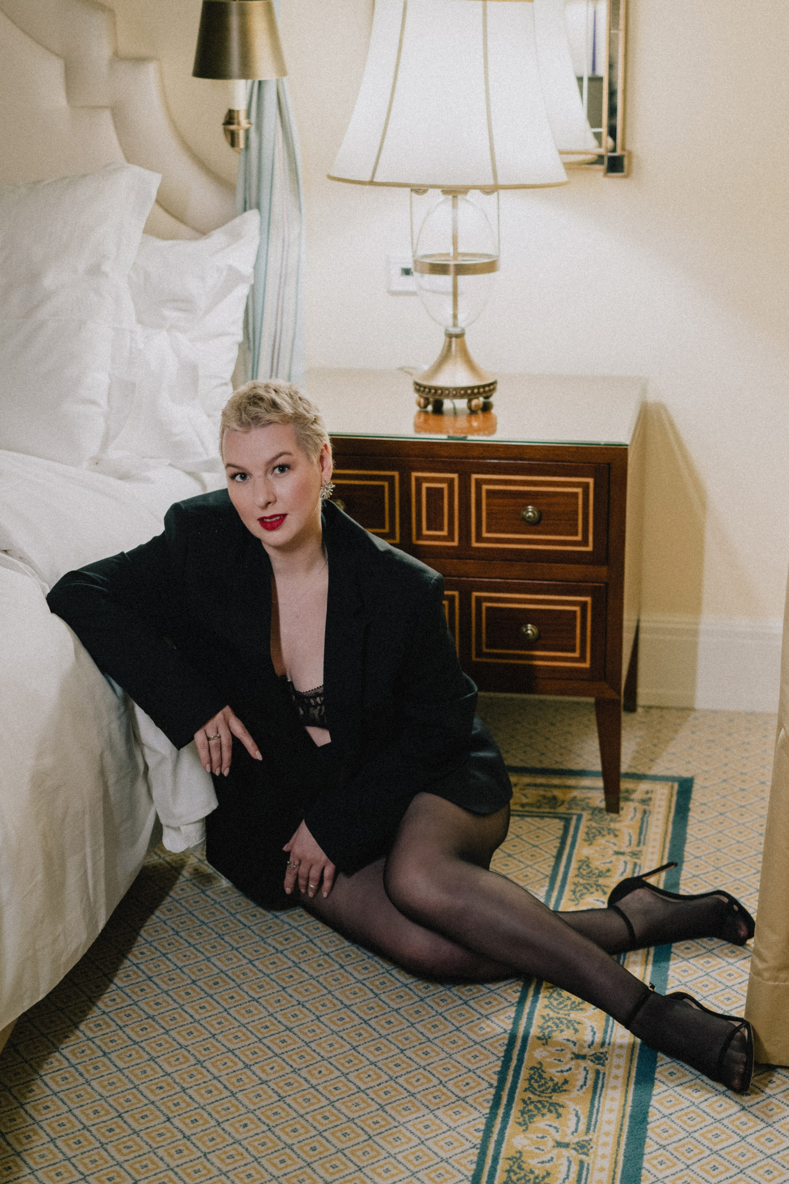 Luxury Boudoir Photography NYC | Four Seasons Hotel Photo Sessions. Videographer and photographer in New York // MAKAROV.VIDEO