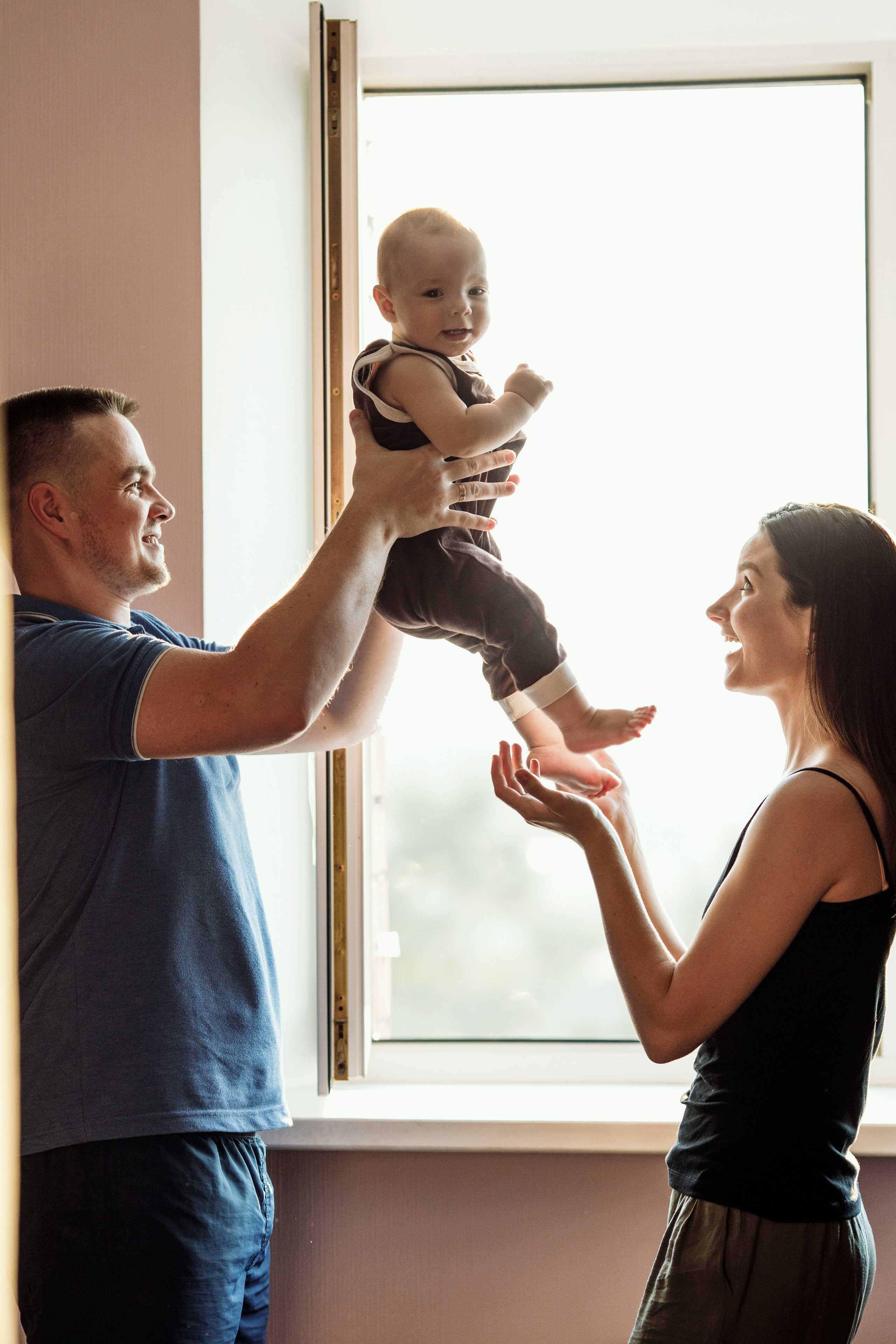 Adorable baby portraits capturing curiosity and first smiles in a natural home setting. Alisa Tant — Family and newborn photographer Bucks County, Montgomery county, Philadelphia, NJ