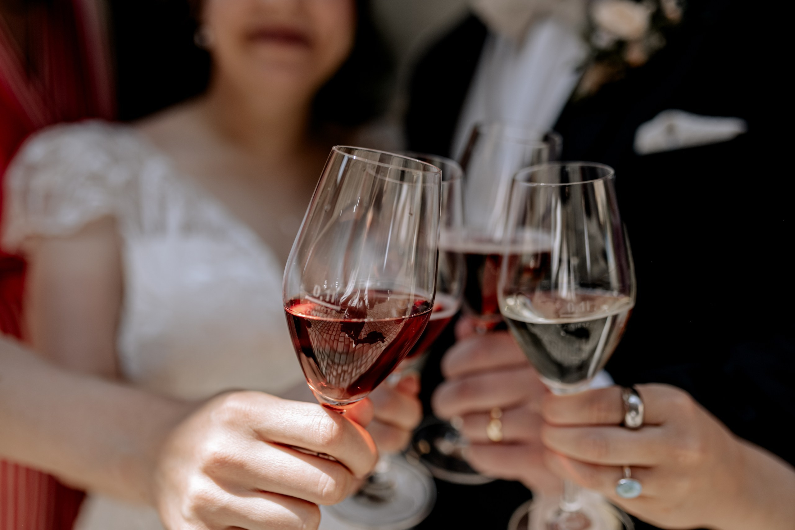 Sarah & Julian – Sommerhochzeit voller Liebe in Würzburg | Anna Saribekyan Fotografie. Anna Saribekyan – Beste Hochzeitsfotografin in Würzburg, Top 10 in Deutschland